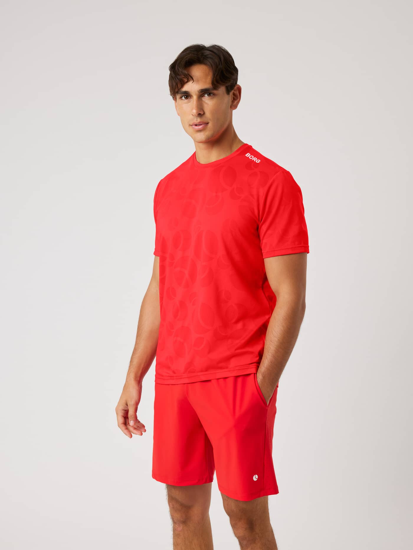 Ace Performance T-Shirt Flame Scarlet (Rouge) pour le tennis avec jacquard balles de tennis et logo Borg blanc à l'épaule. - Image 1