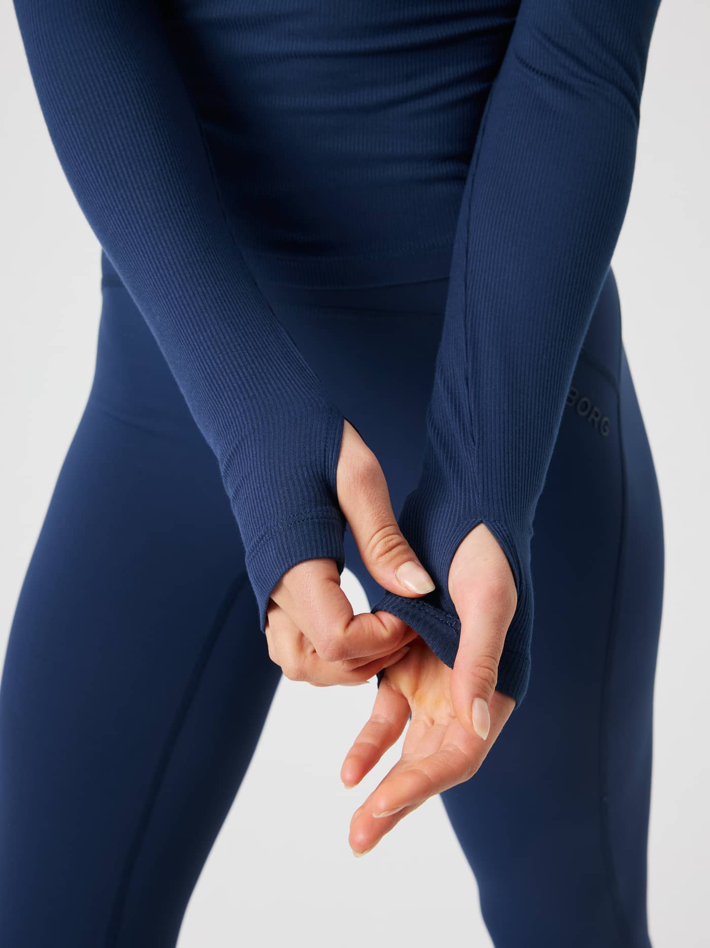 Närbild på tumhålen på Studio Ribbed Cropped Long Sleeve i Dress Blues (blå). - Image 5