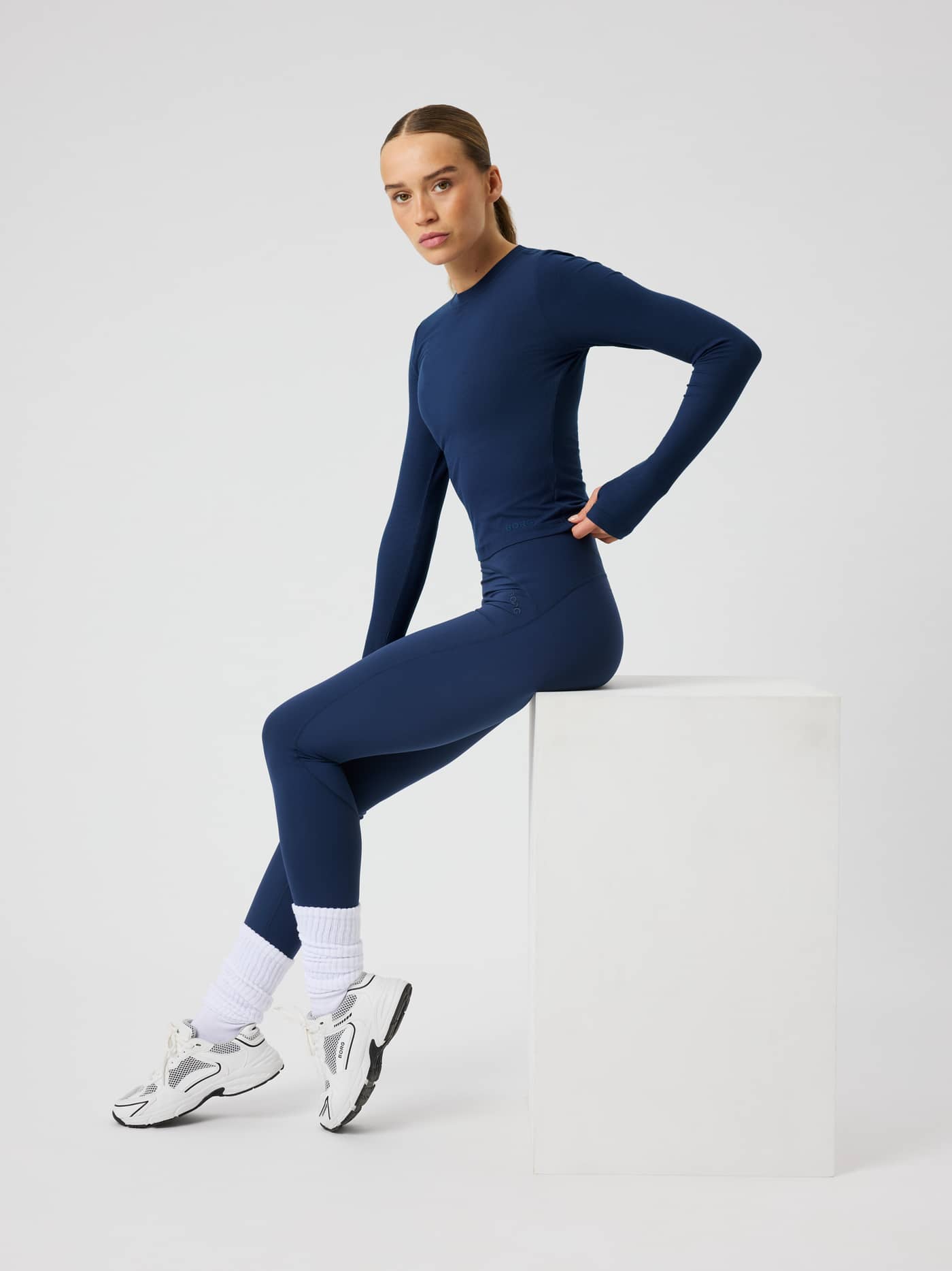 Studio Ribbed Cropped Long Sleeve i Dress Blues (blå) sittande, med tumhål i ärmarna och ribbat tyg. - Image 7