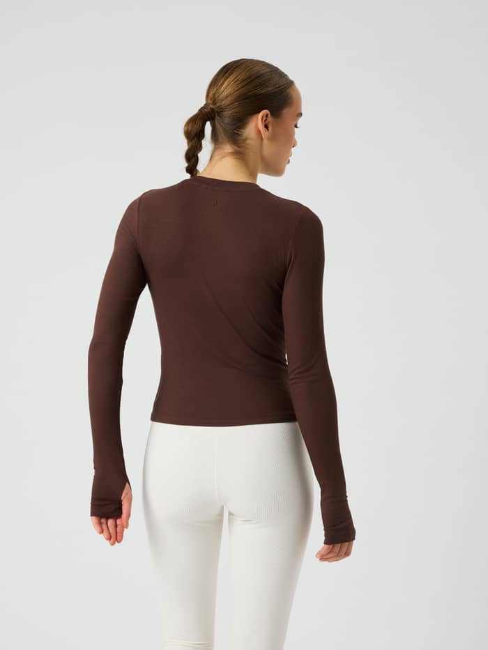 Achteraanzicht van de Studio Ribbed Cropped Long Sleeve in Coffee Bean (Bruin), een geribbelde trainingstop met duimgaten. - Image 2