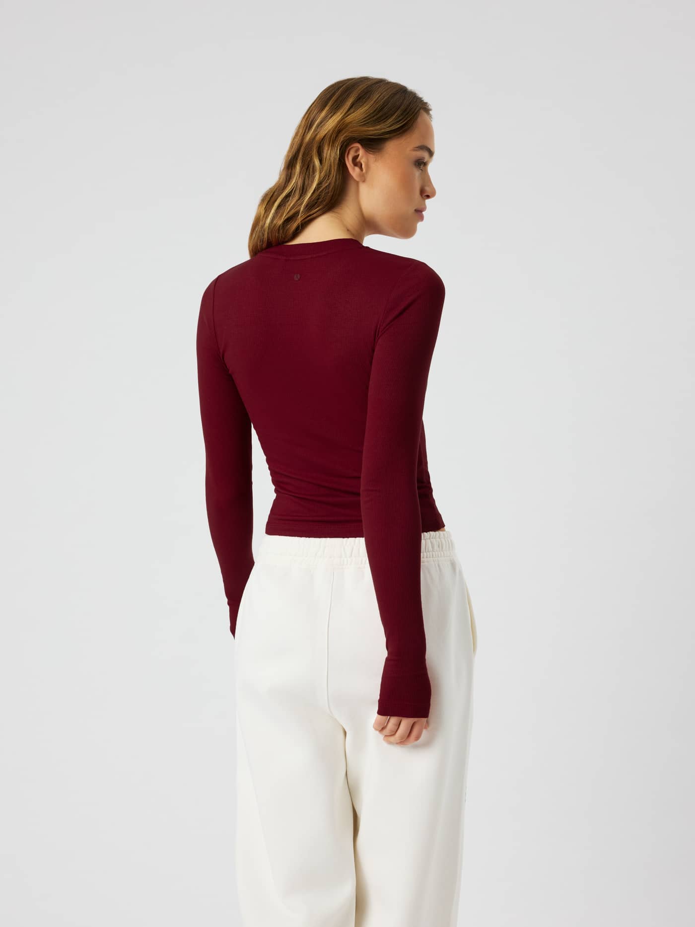Baksidan av Studio Ribbed Cropped Long Sleeve i Cabernet (röd) med ribbad textur och långa ärmar. - Image 2