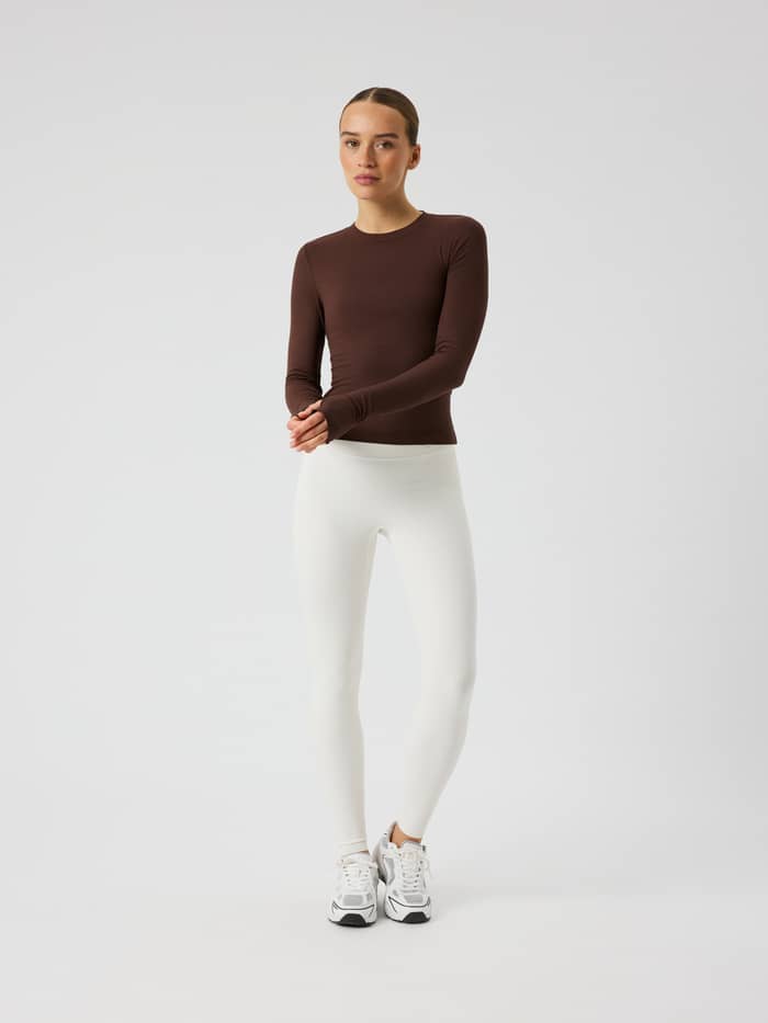 Volledig vooraanzicht van de Studio Ribbed Cropped Long Sleeve in Coffee Bean (Bruin) voor een premium training-look. - Image 3