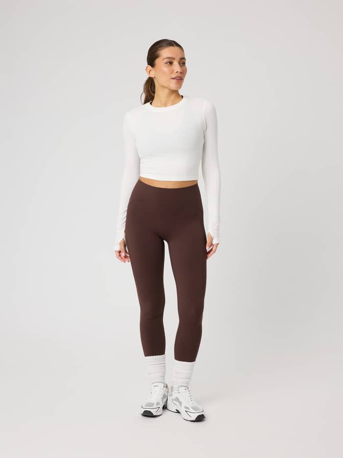 Studio Ribbed Cropped Long Sleeve in Tofu (Wit) voor training, getoond in een volledig vooraanzicht. - Image 4