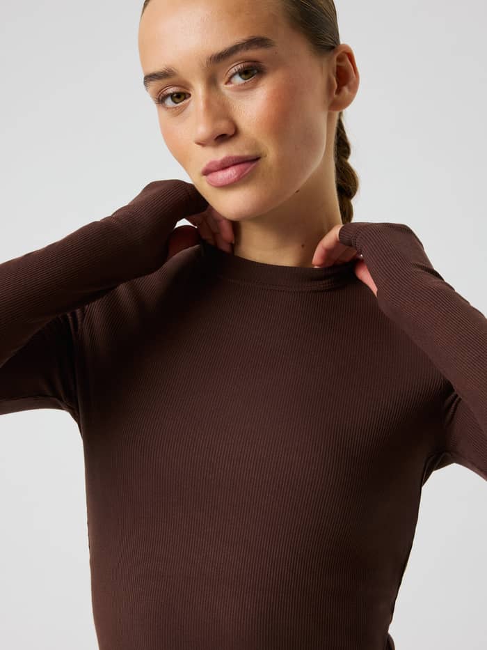 Studio Ribbed Cropped Long Sleeve in Coffee Bean (Bruin), een technische geribbelde trainingstop met functionele duimgaten. - Image 4