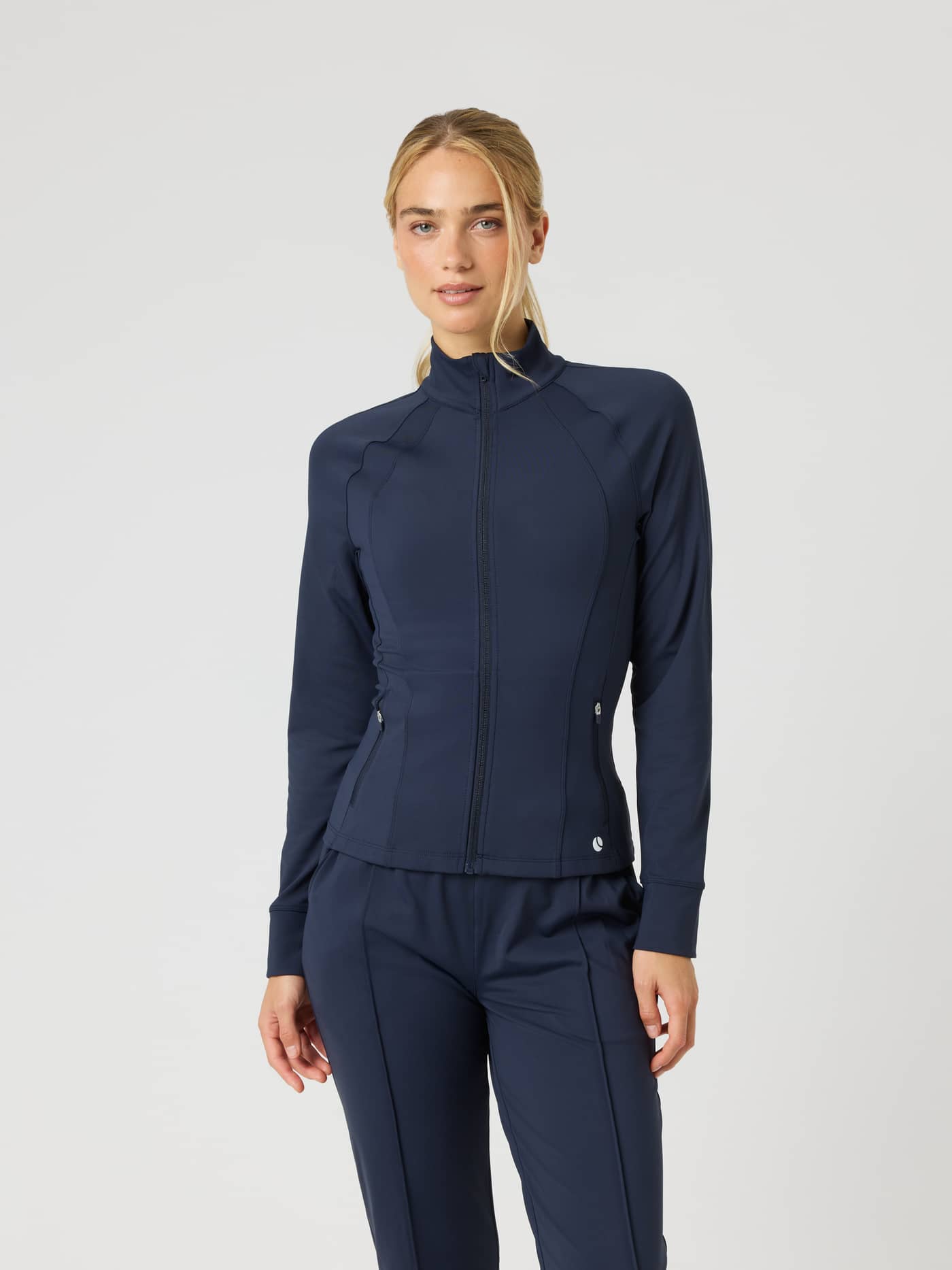 Ace Track Jacket i Night sky (Marineblå) set forfra med et lille hvidt logo til teknisk tennis. - Image 1