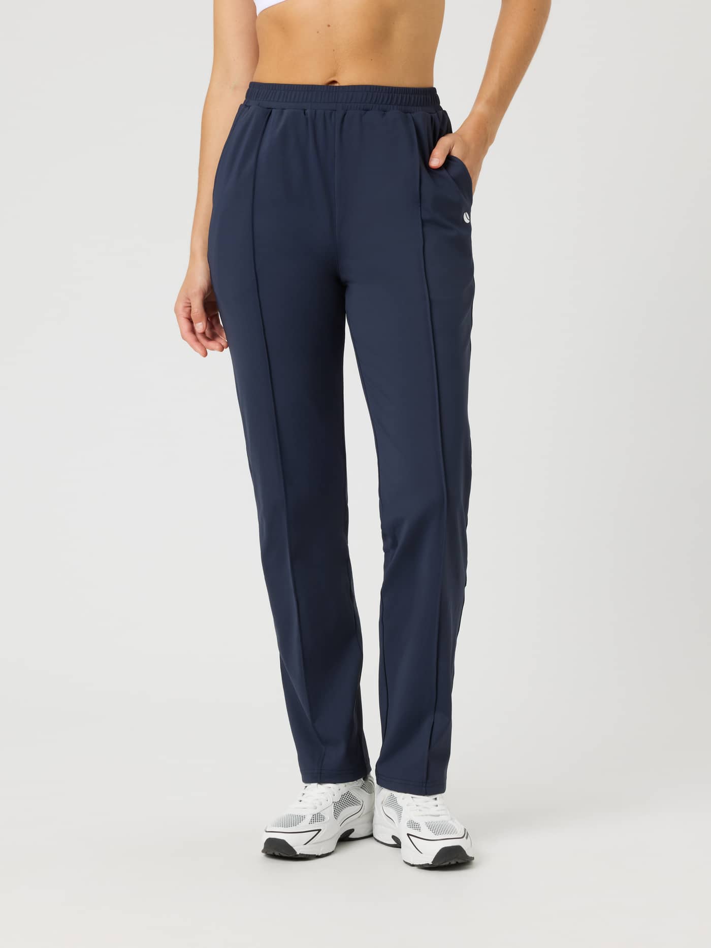 Ace Track Pants i Night sky (Marineblå) set forfra med hvidt logo til tennis og padel. - Image 1