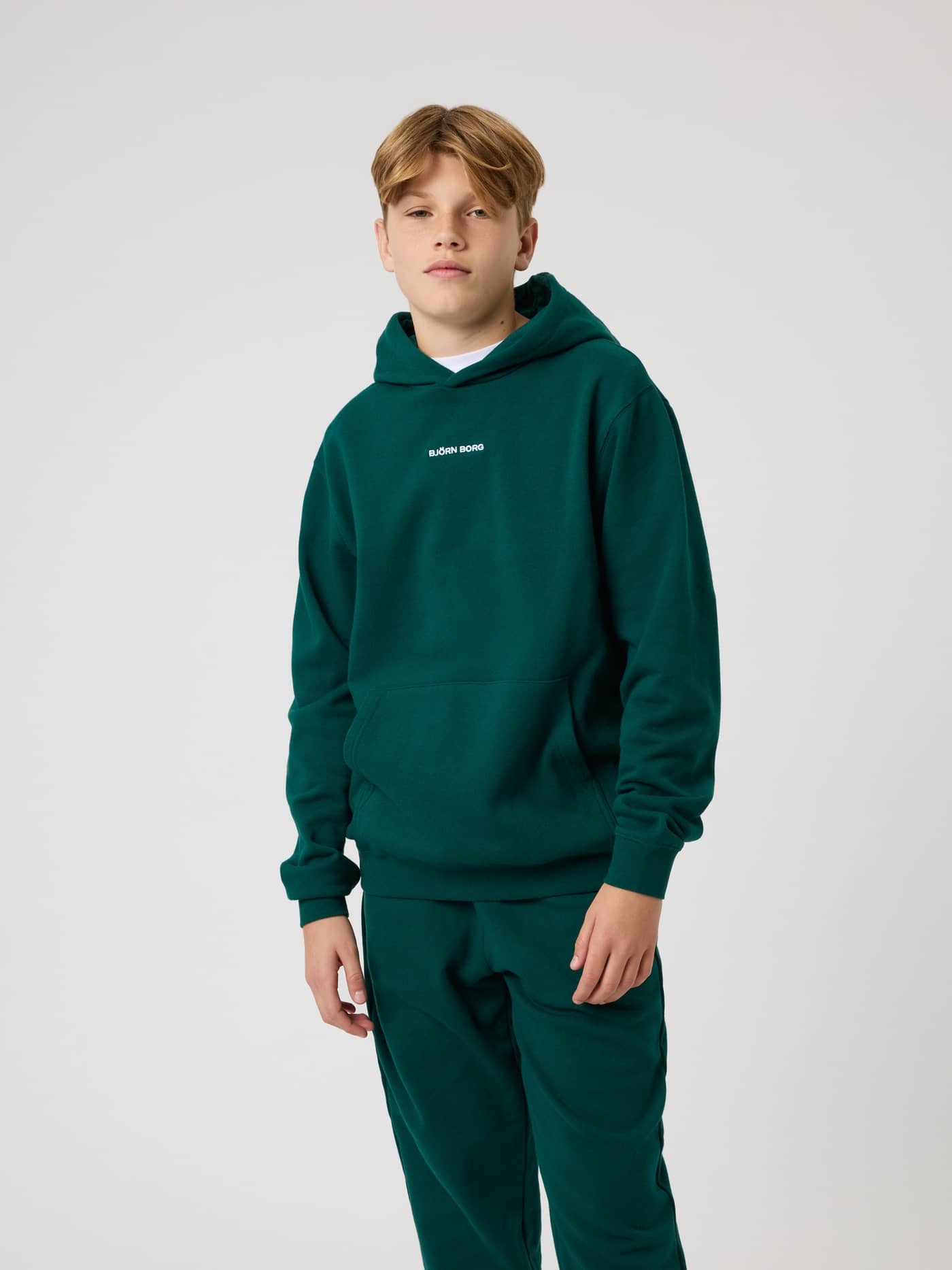 Vista frontal de niños con la Borg Classic Hoodie en Rain Forest (Verde) y logo blanco en el pecho. - Image 1