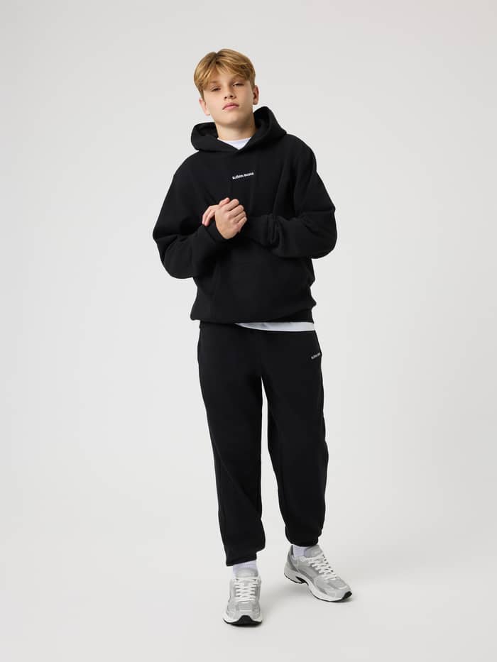 Borg Classic Hoodie i Black Beauty (Sort) set forfra med hvidt logo til et kids træningslook. - Image 3