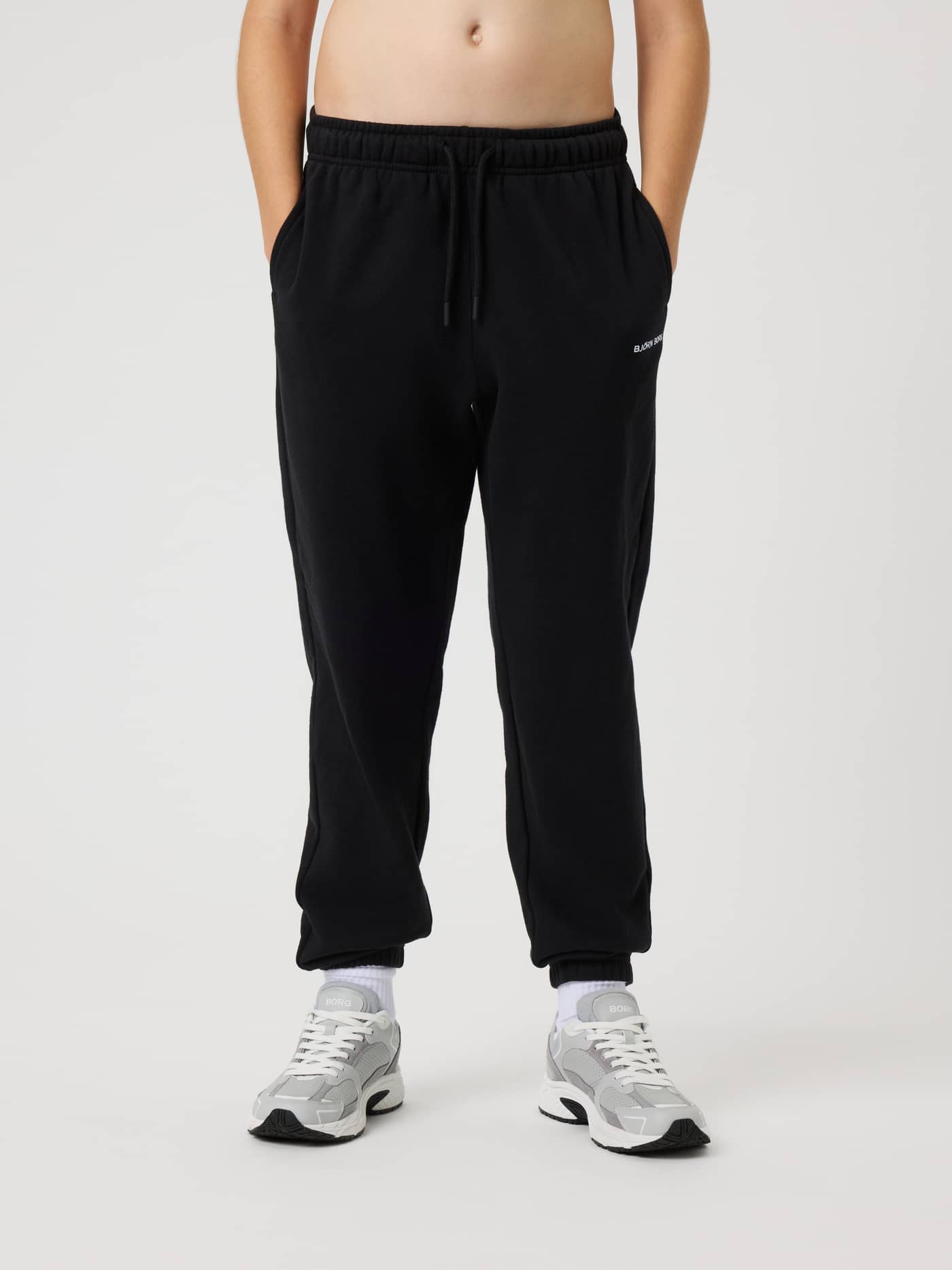 Vista frontal de niños con Borg Classic Sweatpants en Black Beauty (Negro), logo blanco y cintura con cordón ajustable. - Image 1