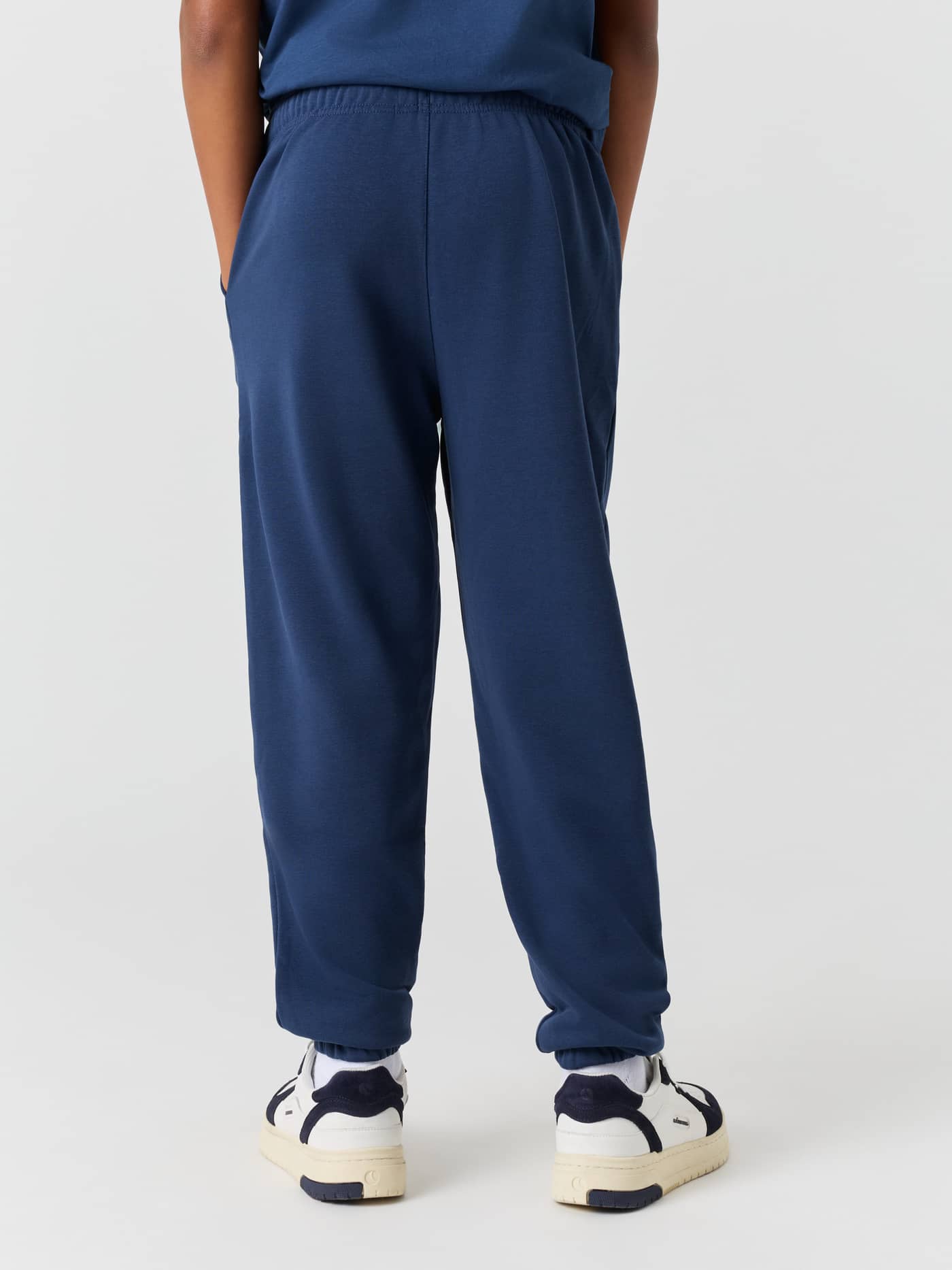 Bagfra af en person i Borg Classic Sweatpants i Dress Blues (blå) med afslappet pasform og behageligt design. - Image 3
