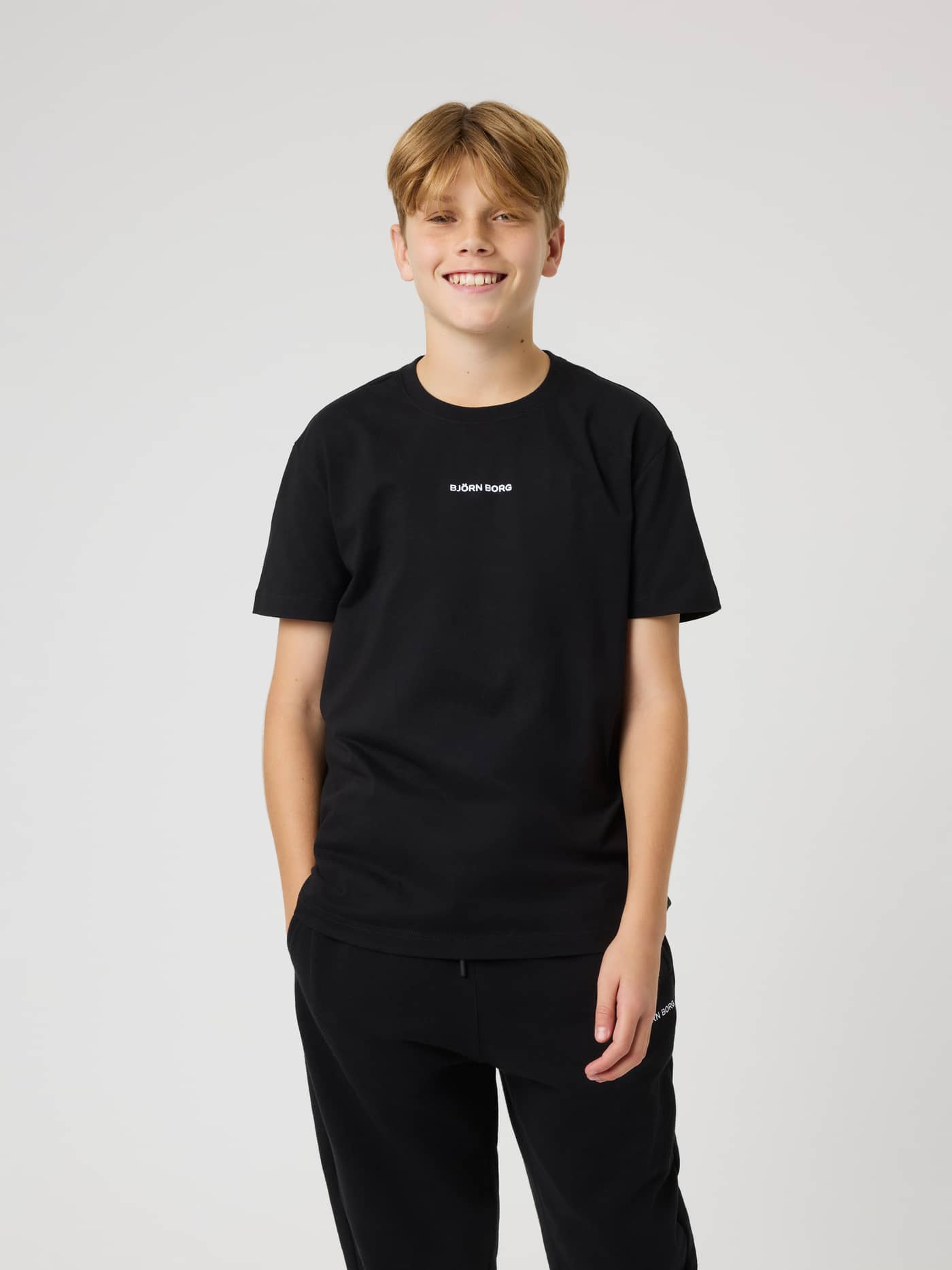 Vista frontal de kids con la Borg Classic T-Shirt en Black Beauty (Negro) con logo blanco, perfecta para tenis. - Image 1