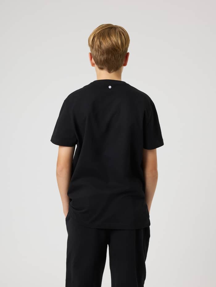 Borg Classic T-Shirt til børn i Black Beauty (Sort) set bagfra med et lille hvidt tennisboldprint til tennis. - Image 2