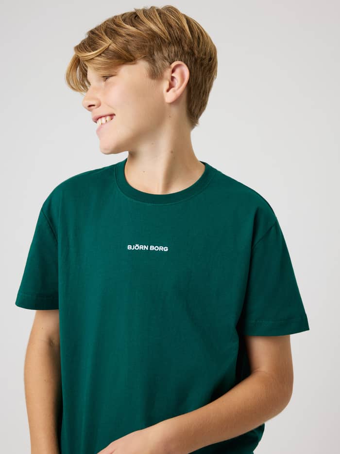 Borg Classic T-Shirt i Rain Forest (Grøn) til kids set forfra med hvidt logo til tennis. - Image 5