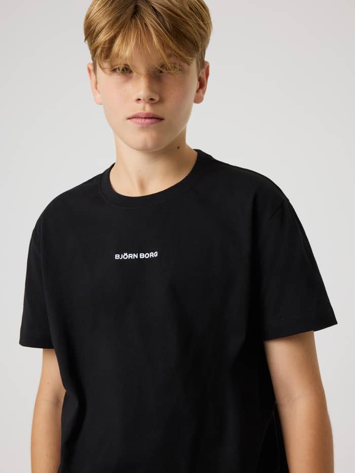 Borg Classic T-Shirt til kids i Black Beauty (Sort) set tæt på forfra med hvidt logo-broderi til tennis. - Image 4