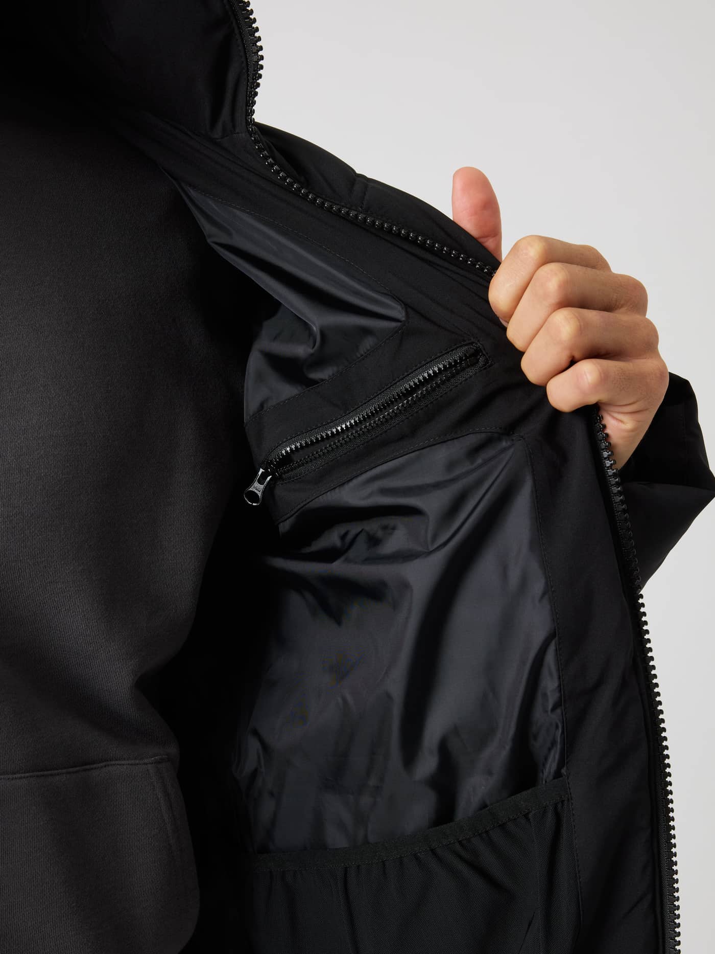 Innvendig detalj av Borg Puffer Jacket i Black Beauty (Svart) som viser den sikre innvendige glidelåslommen. - Image 6