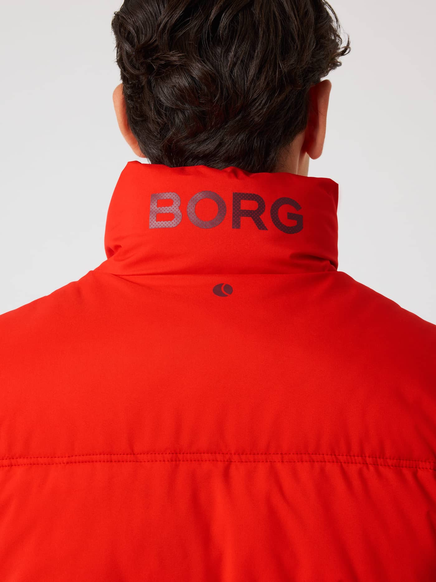 Nærbilde bakfra av vattert Borg Puffer Jacket i Flame Scarlet (Rød) med svart kragelogo og tennisball-print. - Image 5
