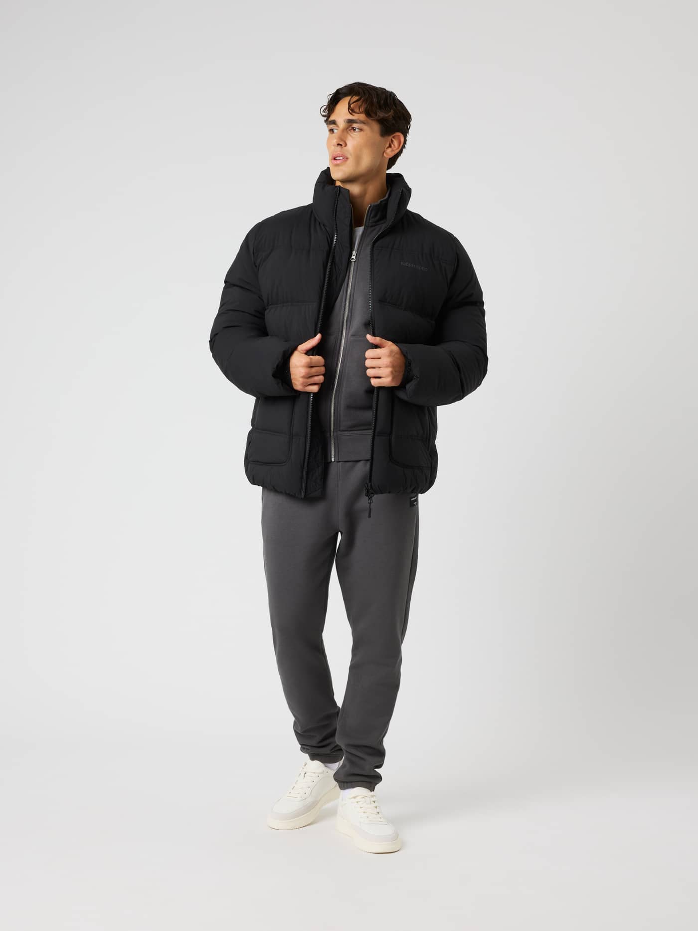 Borg Puffer Jacket i Black Beauty (Svart) sett forfra på en mann, vattert jakke til tennis og oppvarming til trening. - Image 3