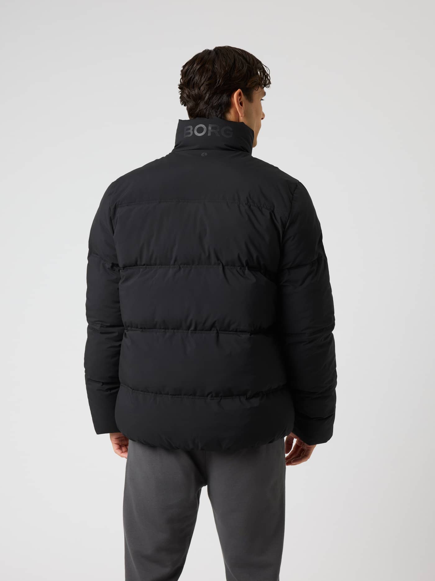 Borg Puffer Jacket i Black Beauty (Svart) sett bakfra, med vattert design og en stilren ton-i-ton-logo på kragen. - Image 2