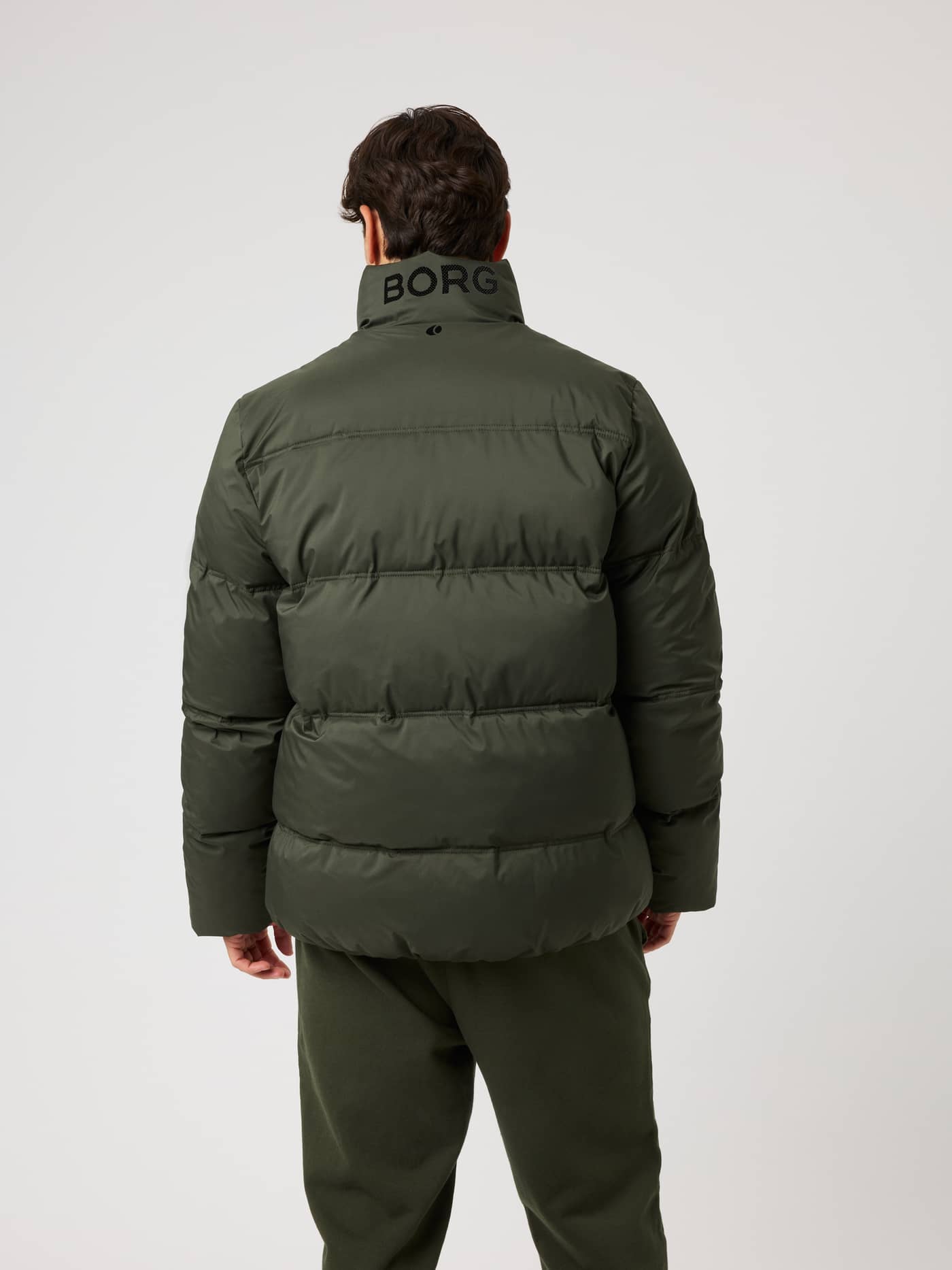 Borg Puffer Jacket i Rosin (Grønn) sett bakfra med svart logo på kragen for tennis og trening. - Image 2