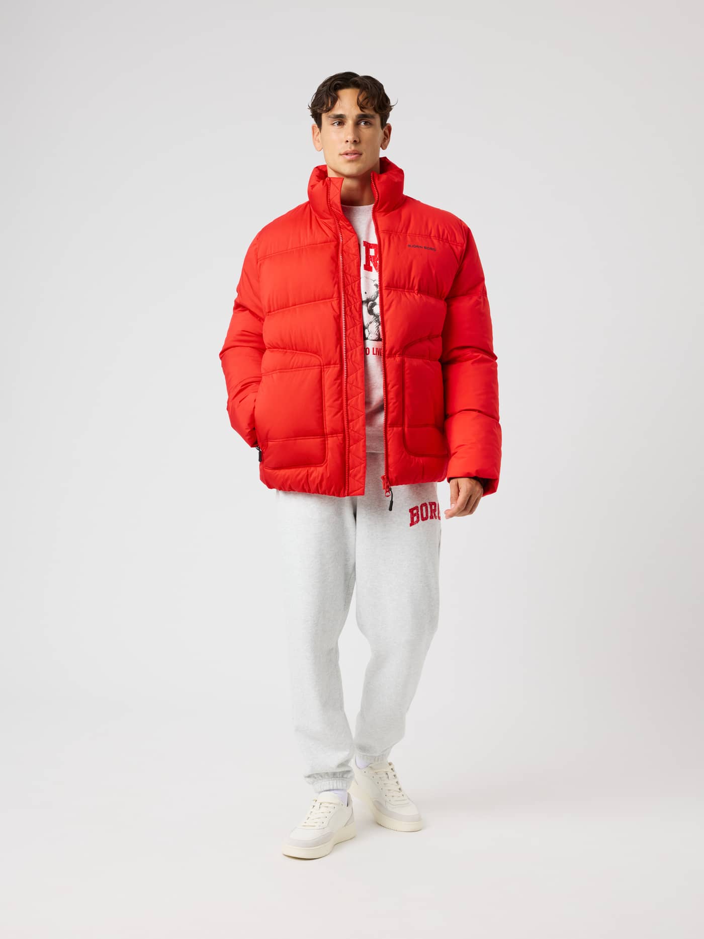 Borg Puffer Jacket i Flame Scarlet (Rød) sett forfra med svart logo for trening. - Image 3