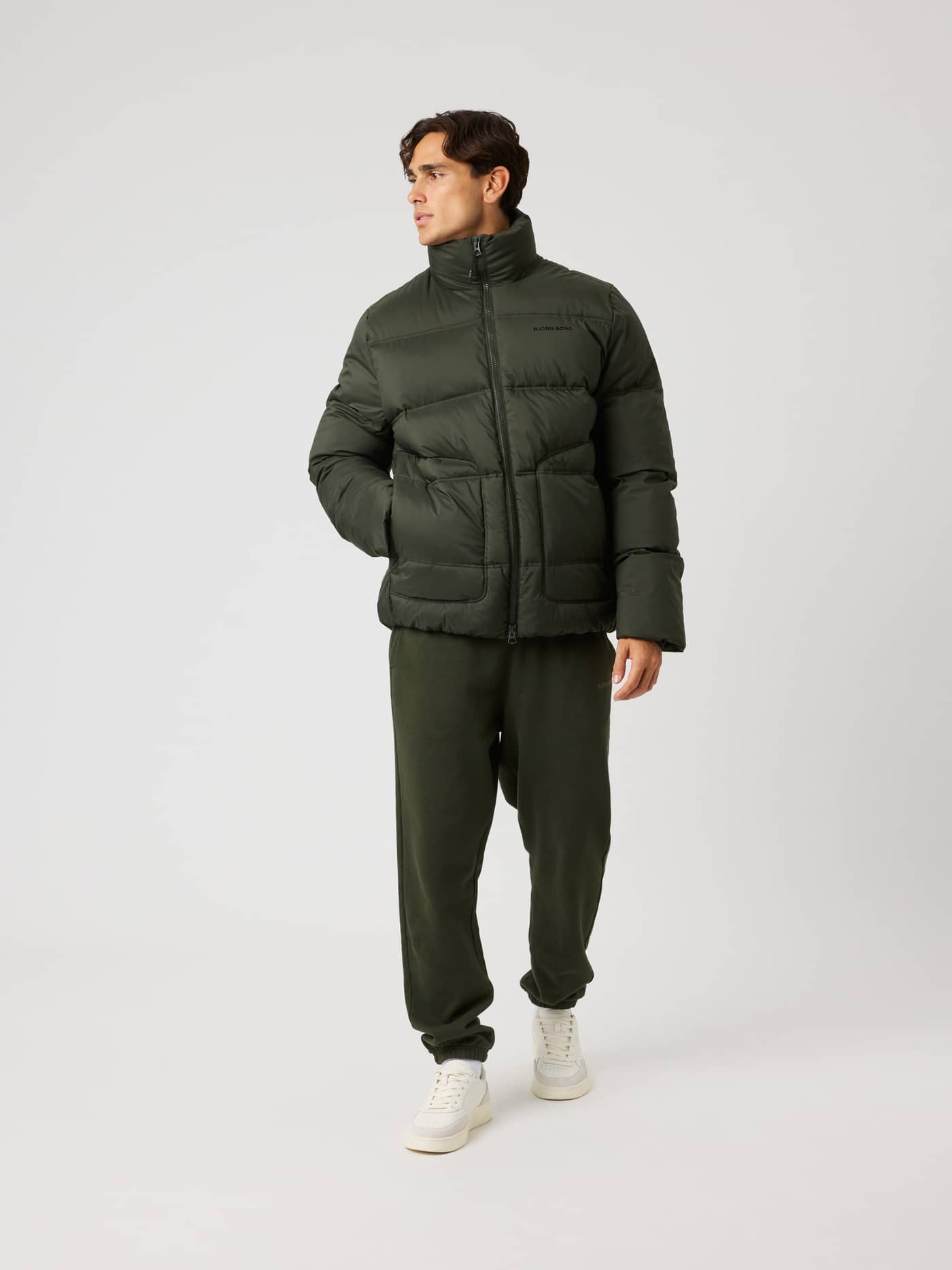 Borg Puffer Jacket i Rosin (Grønn) sett forfra med svart logo, en vattert jakke for bevegelse og trening. - Image 3