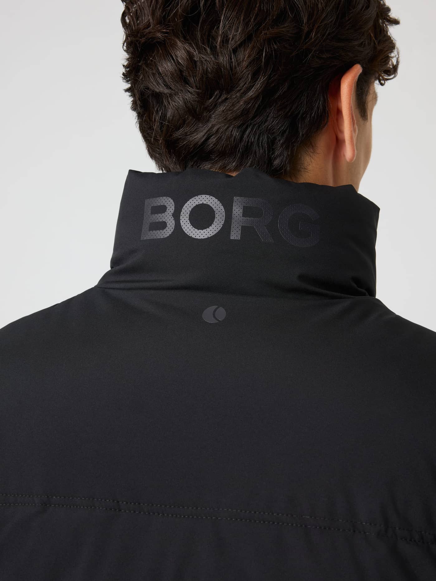 Nakkedetalj bak på Borg Puffer Jacket i Black Beauty (Svart) med ton-i-ton perforert logo og tennisball-print. - Image 4