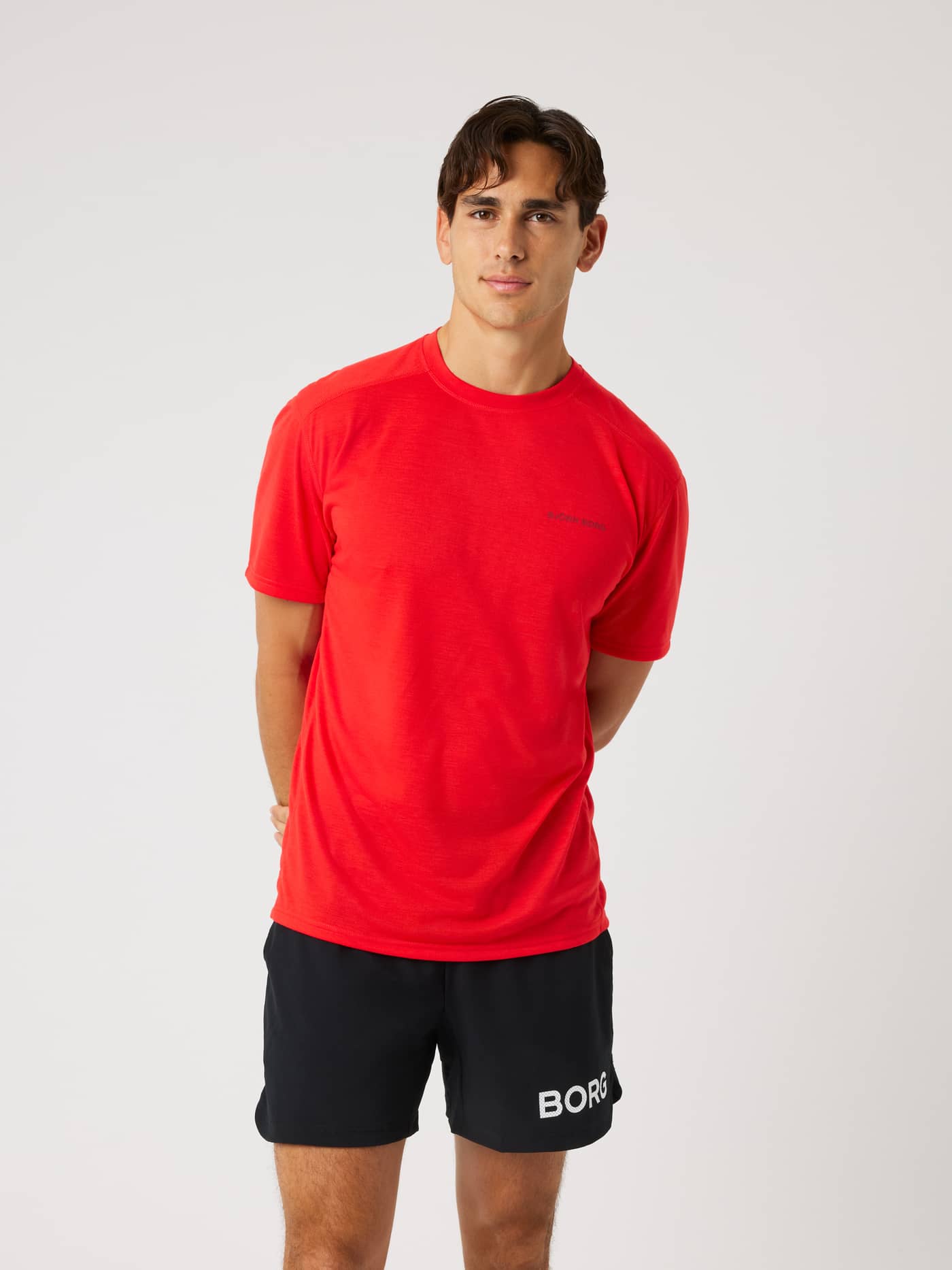 Vue de face d'un modèle en Borg Soft Sports T-Shirt en Flame Scarlet (Rouge) pour le training et le tennis. - Image 1