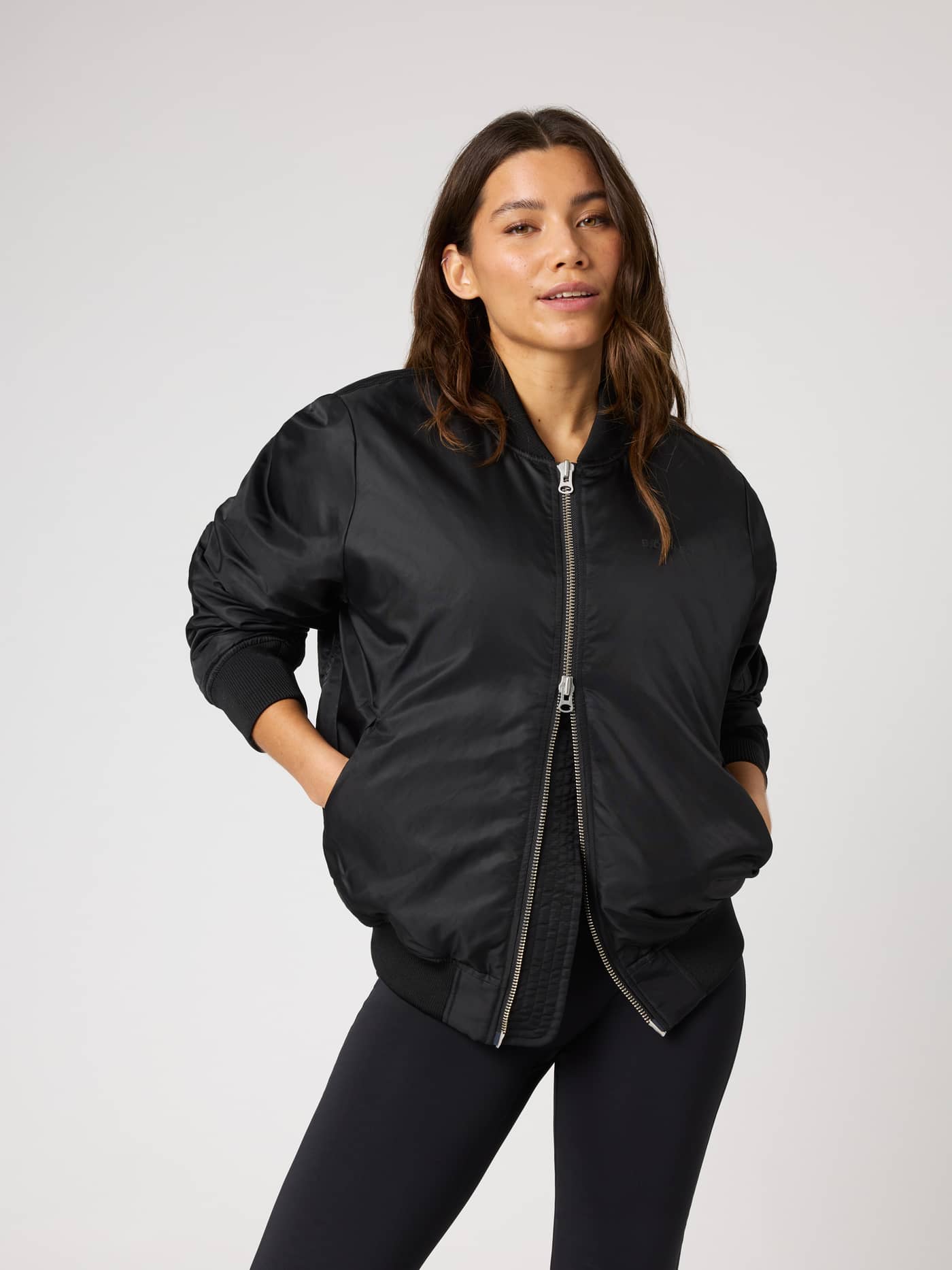 Studio Bomber Jacket i Black Beauty (Svart) sett forfra, med løs passform og senkede skuldre. - Image 2