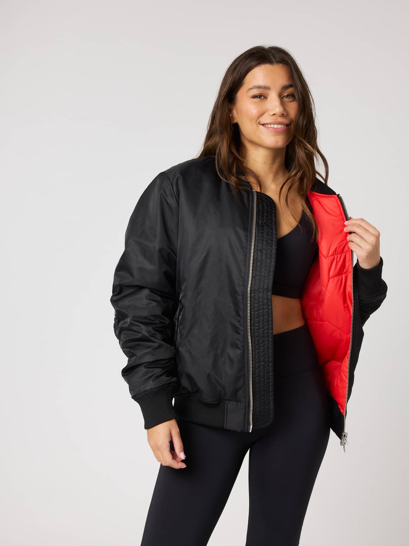 Studio Bomber Jacket i Black Beauty (Svart) med iøynefallende rødt kontrastfôr, sett forfra på modell. - Image 5