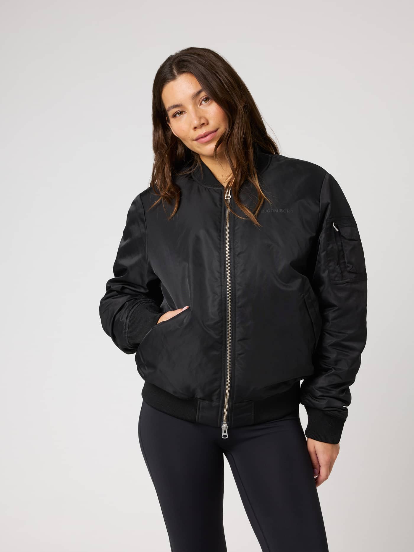 Studio Bomber Jacket i Black Beauty (Svart) sett forfra med tonal logo og premium tennis-inspirerte detaljer. - Image 6
