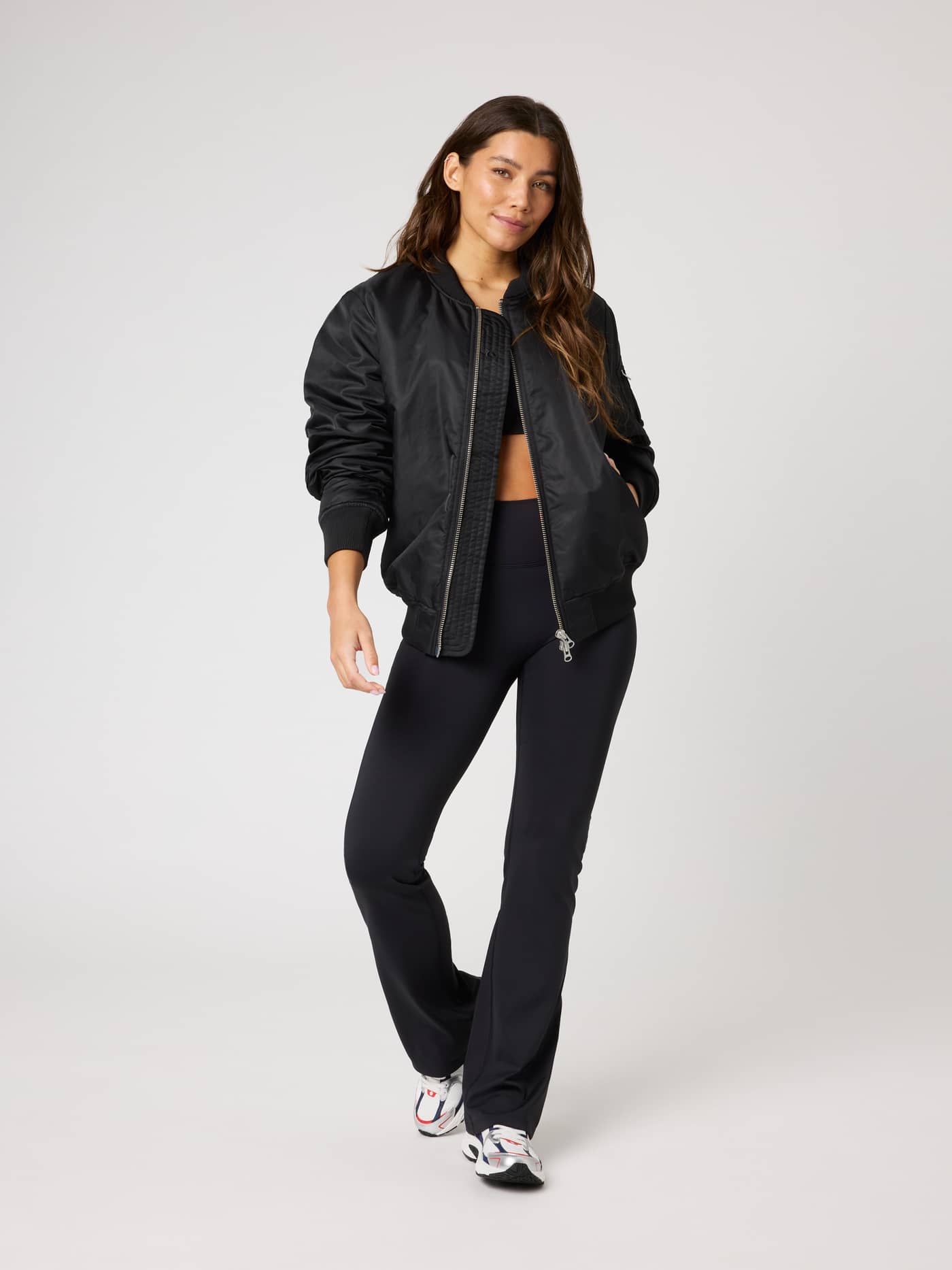 Studio Bomber Jacket i Black Beauty (Svart) sett forfra i helfigur på en modell med løs treningspassform. - Image 1
