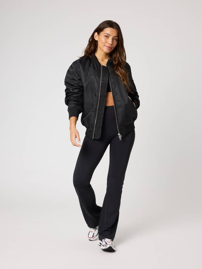 Studio Bomber Jacket i Black Beauty (Svart) sedd framifrån i helfigur med en lös passform perfekt för träning.