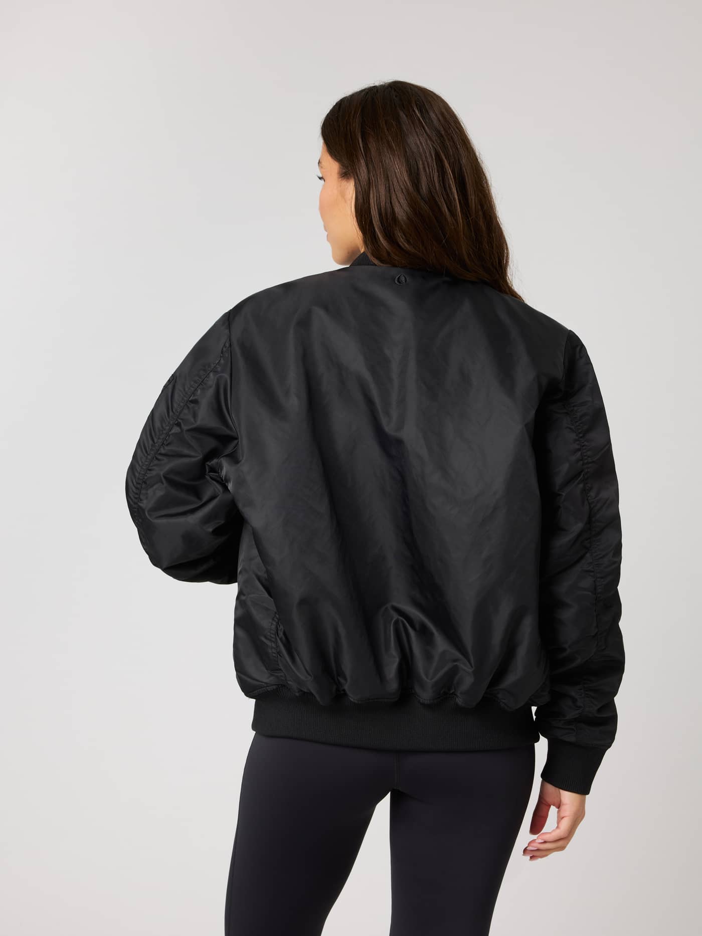 Studio Bomber Jacket i Black Beauty (Svart) sett bakfra med løs passform og diskré tennisballprint. - Image 3