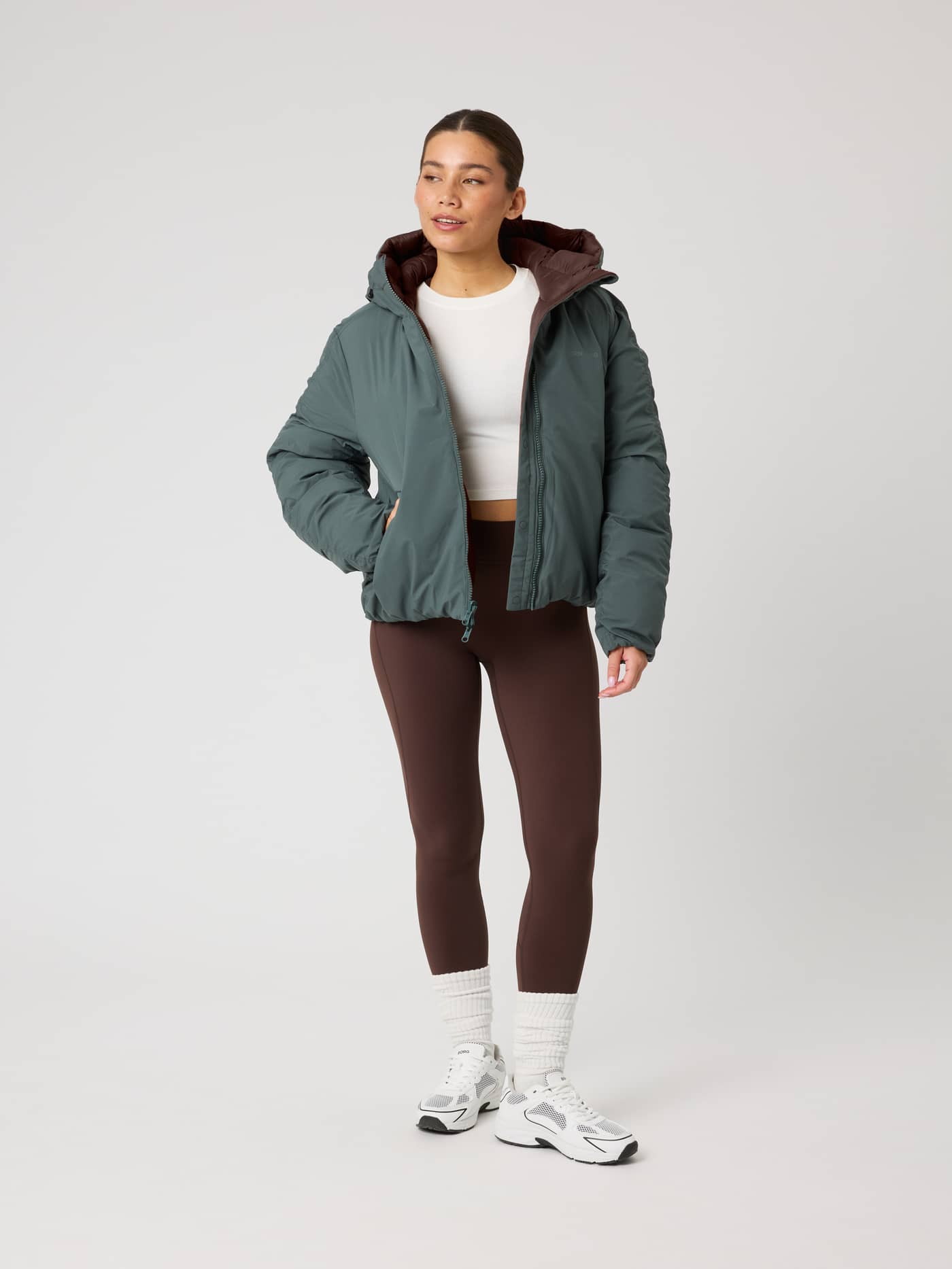 Studio Reversible Puffer Jacket i Urban Chic (Grønn) sett forfra i helfigur med et unikt vattert merkemønster. - Image 5
