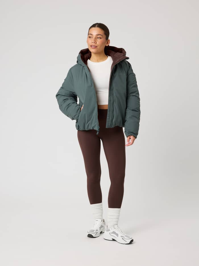 Vue de face de la Studio Reversible Puffer Jacket en Urban Chic (Vert) au motif matelassé unique de la marque. - Image 5