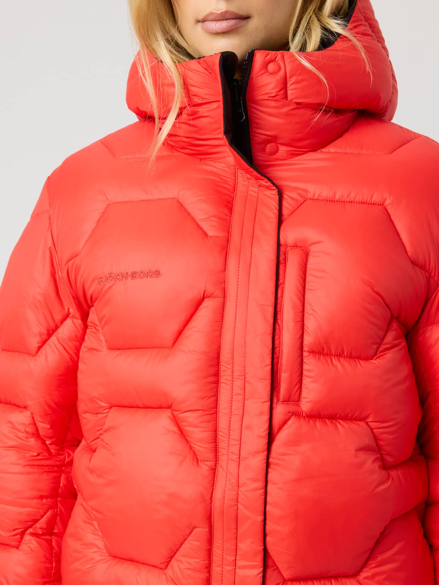 Studio Reversible Puffer Jacket i Black Beauty (Svart) med unikt vattert mønster på den røde siden og rød logo. - Image 8