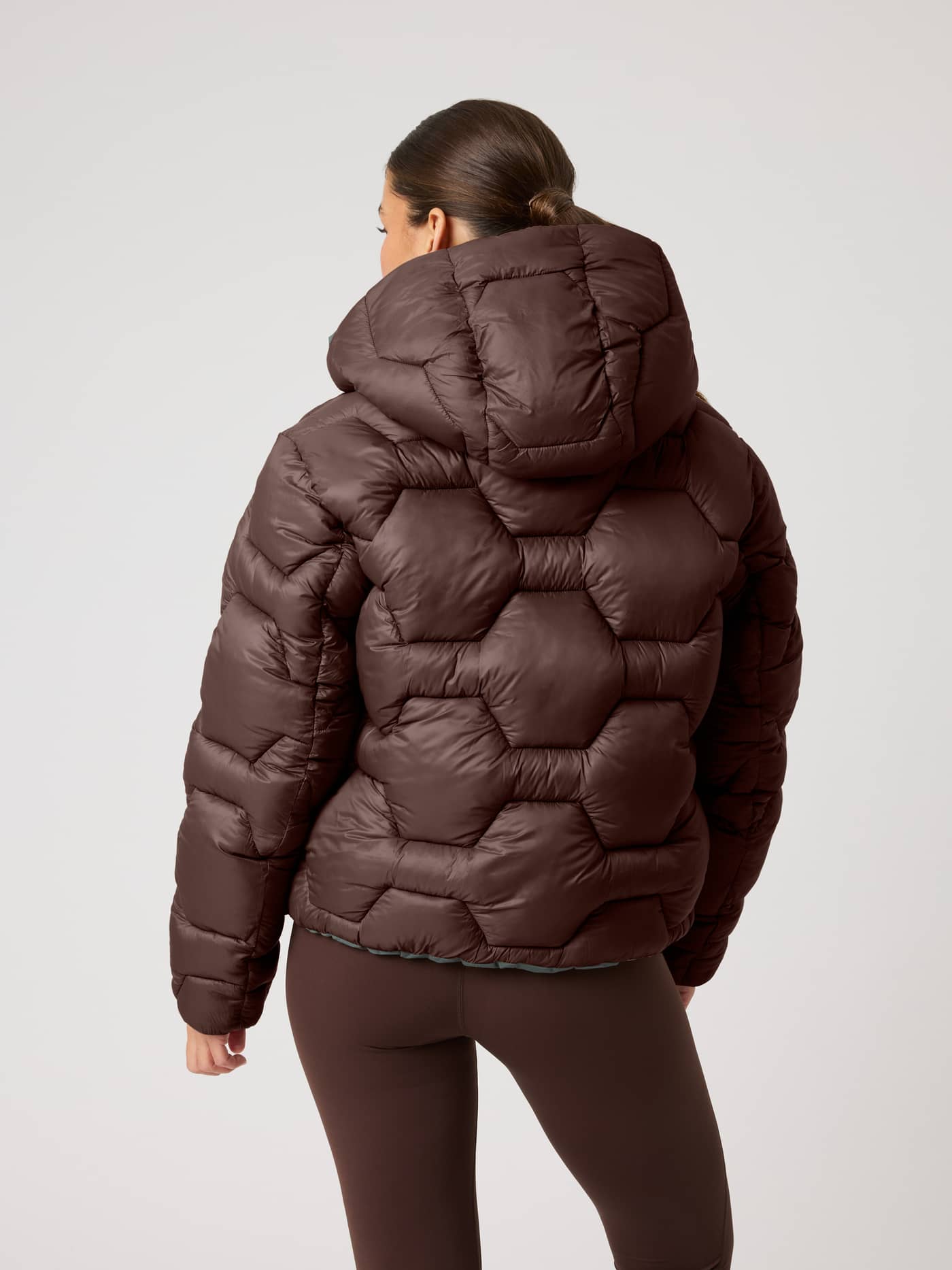 Björn Borg Studio Reversible Puffer Jacket i Urban Chic (Grønn) sett bakfra med et heksagonalt vattert mønster. - Image 7