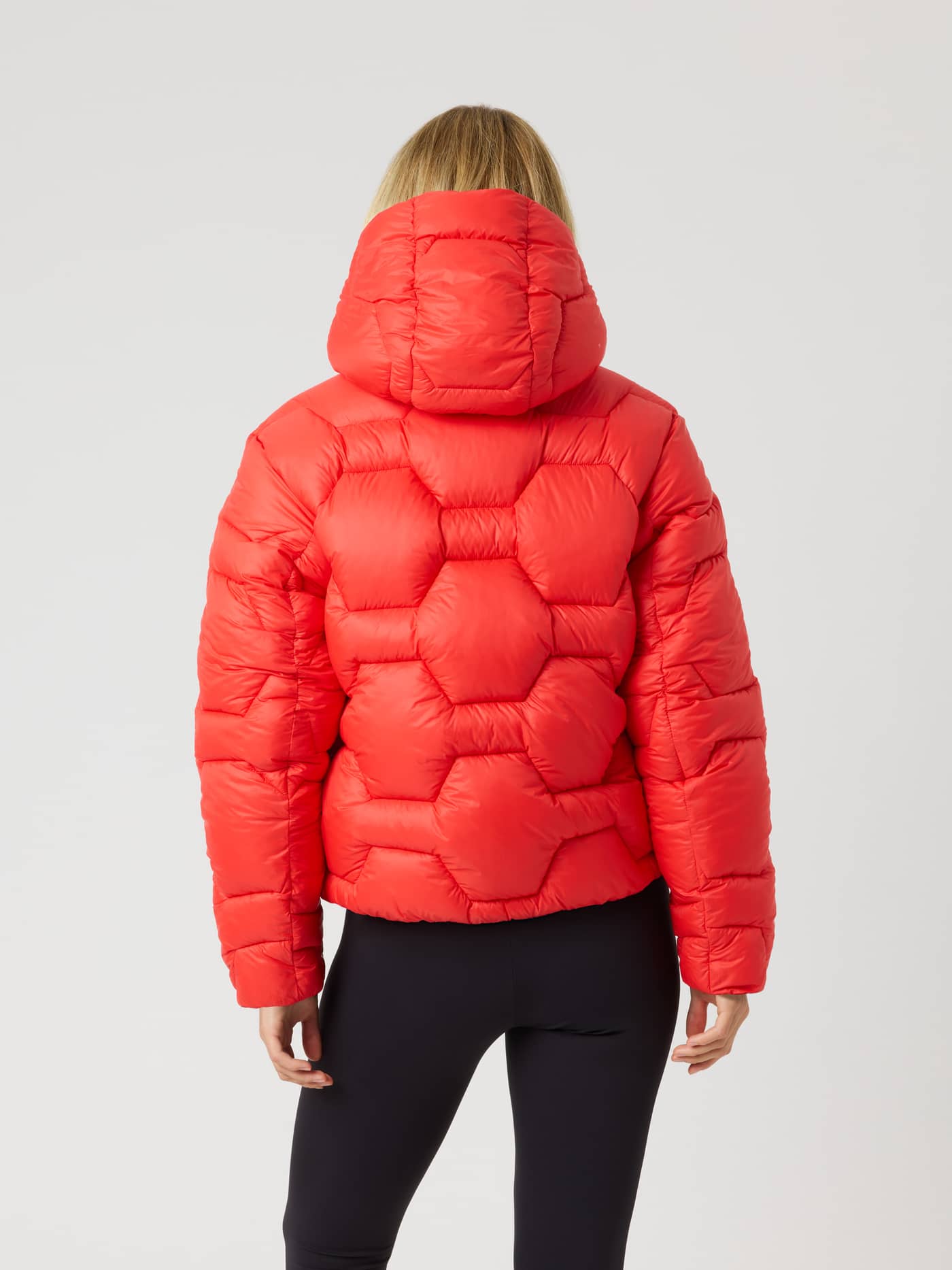 Studio Reversible Puffer Jacket i Black Beauty (Svart) sett bakfra med den røde siden ut og vattert mønster. - Image 6
