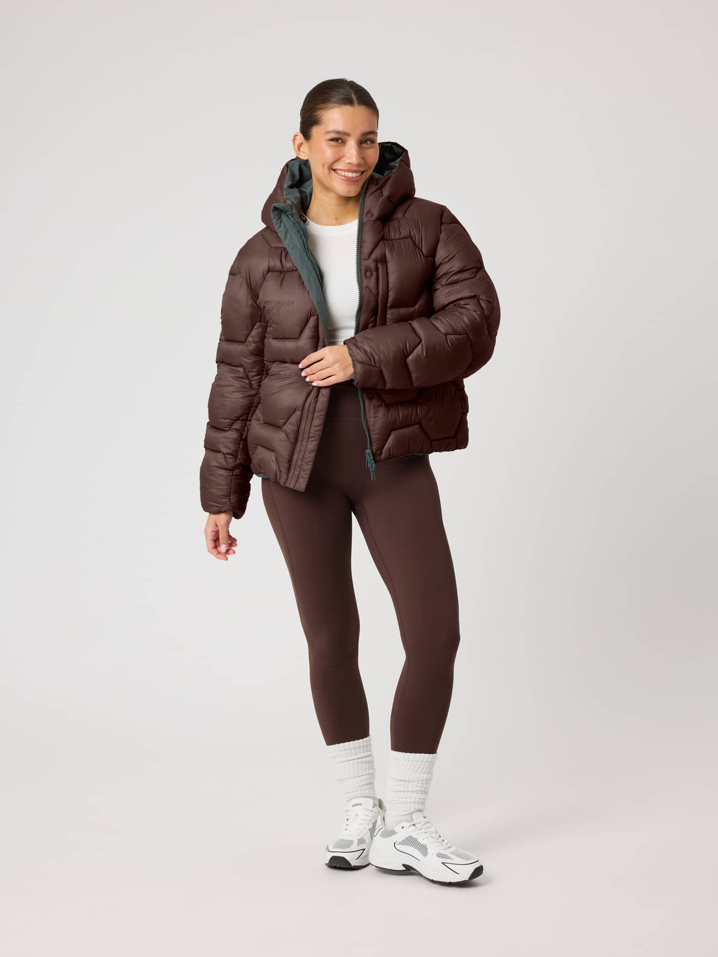 Studio Reversible Puffer Jacket i Urban Chic (Grønn) sett forfra på modell i full figur med vattert merkemønster. - Image 8