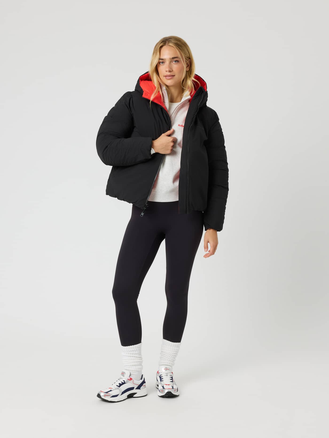 Studio Reversible Puffer Jacket i Black Beauty (Svart) med rødt fôr, vattert design vist i helfigur. - Image 3