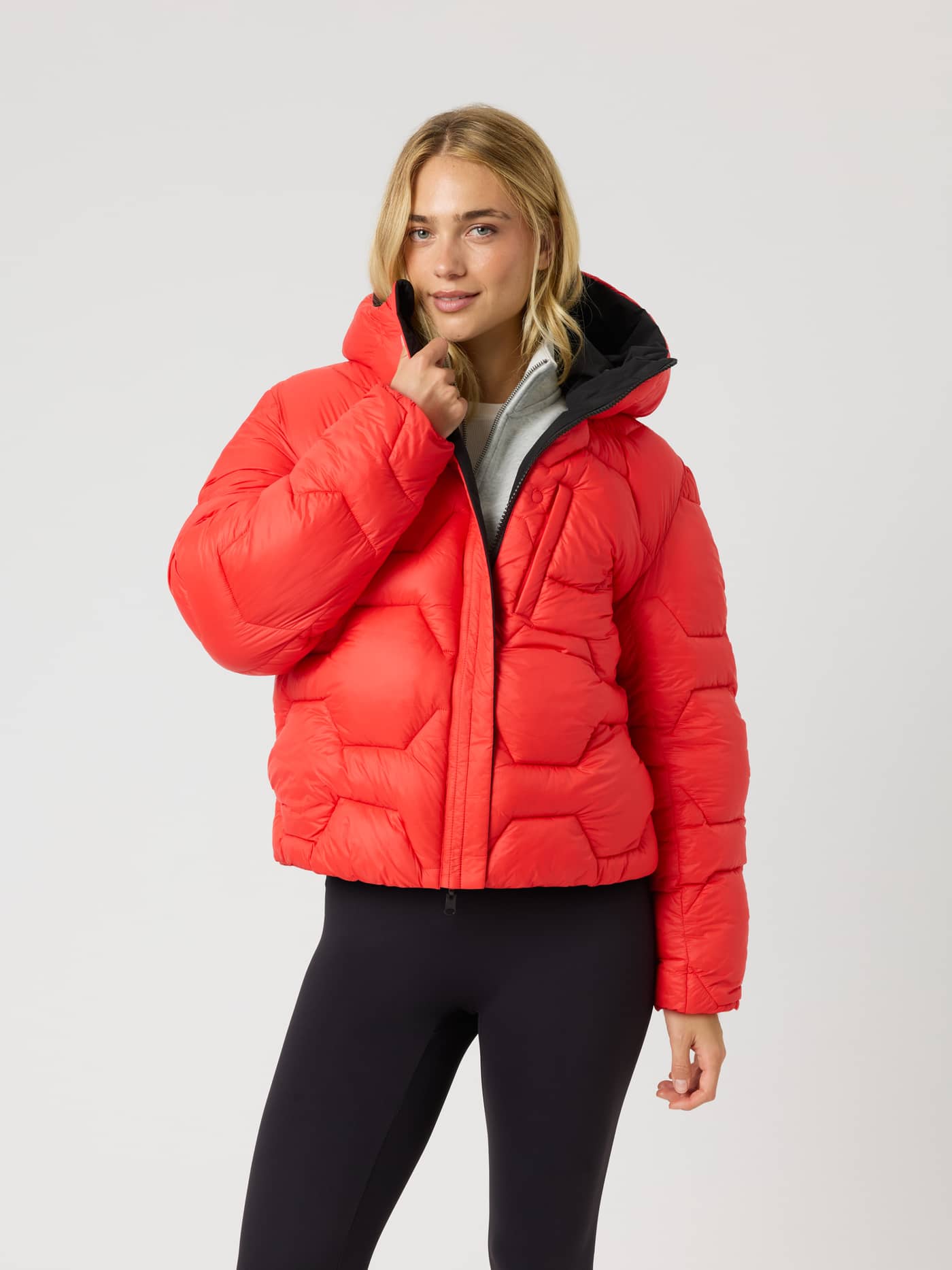 Modell sett forfra i den røde Studio Reversible Puffer Jacket i Black Beauty (Svart) med vattert merkemønster. - Image 5