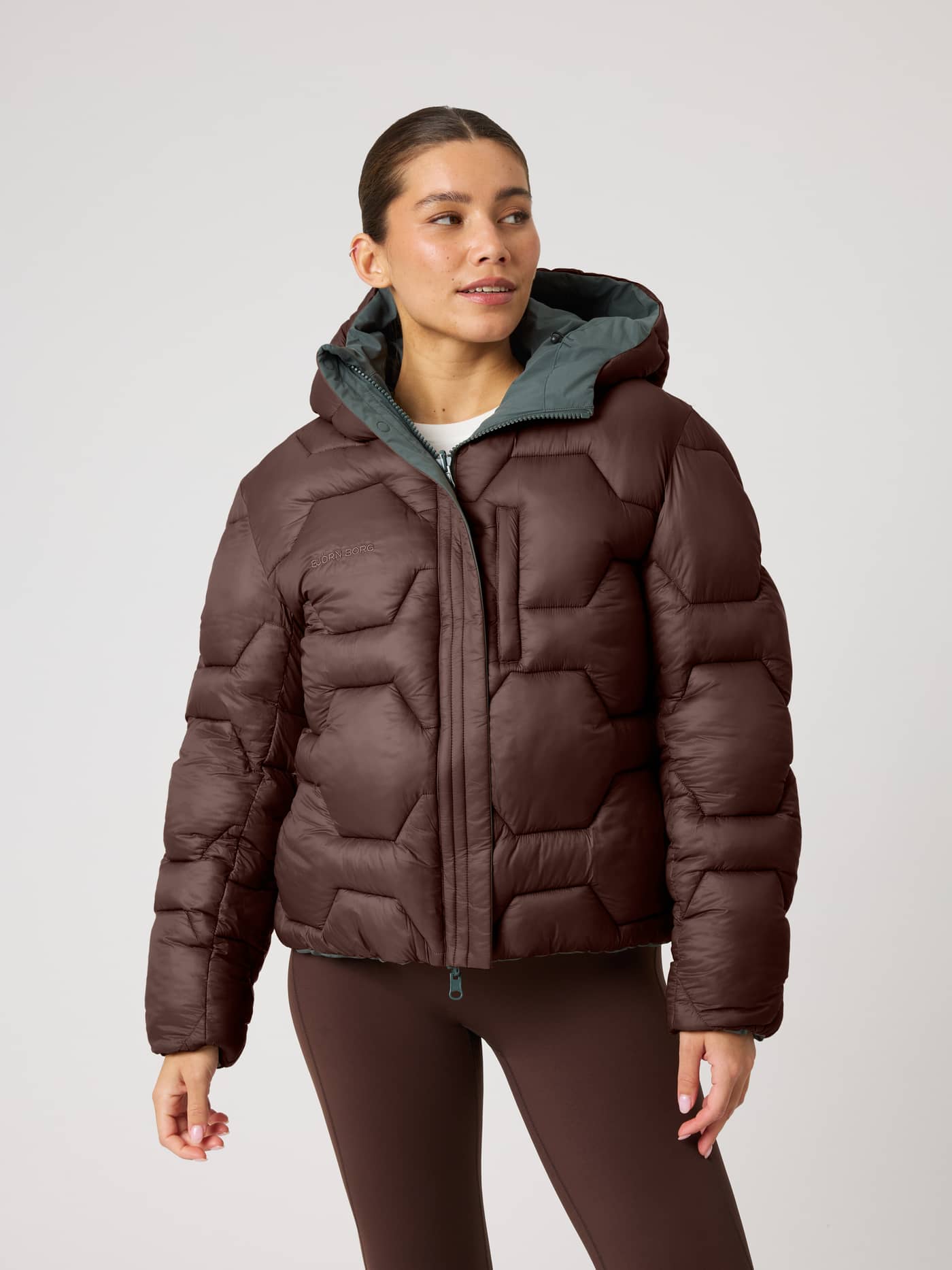 Studio Reversible Puffer Jacket i Urban Chic (Grønn) sett forfra med unikt vattert mønster og tonal logo. - Image 6
