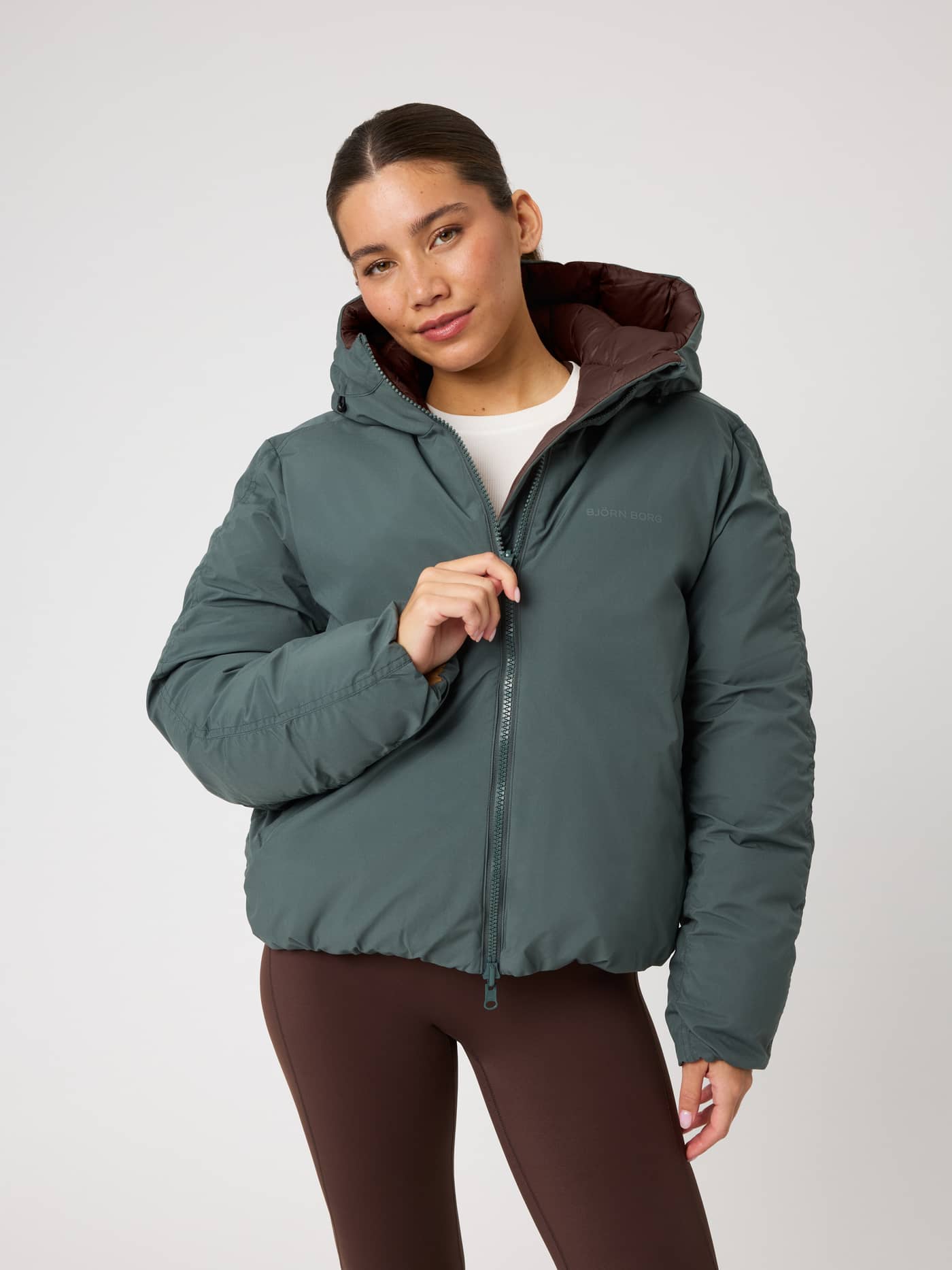Studio Reversible Puffer Jacket i Urban Chic (Grønn) sett forfra på modell med vattert finish og ton-i-ton-logo. - Image 3