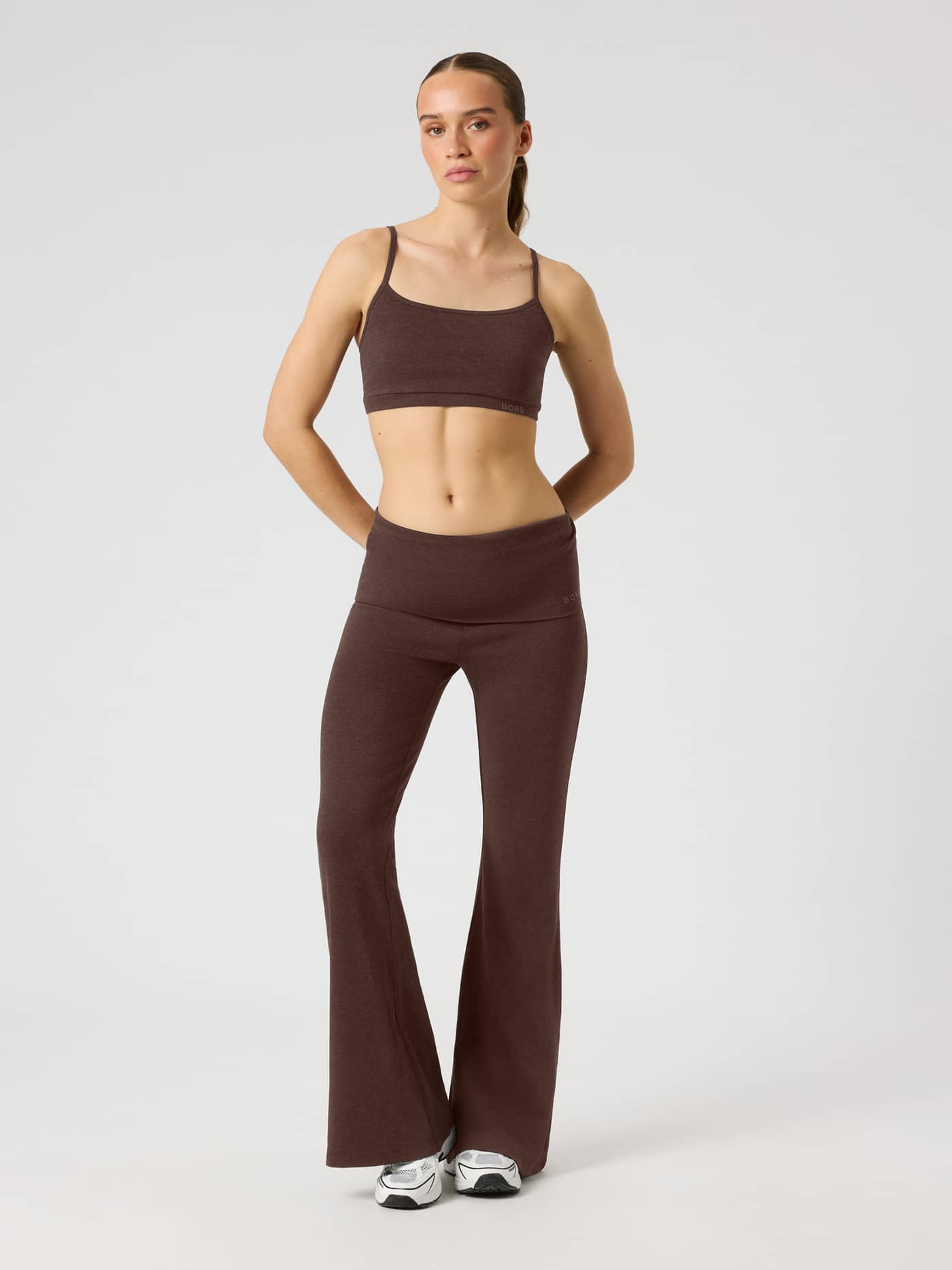 Studio Flow Folded Flare Tights i Coffee Bean (Brun) sedd framifrån i helfigur på en modell för studioträning. - Image 1