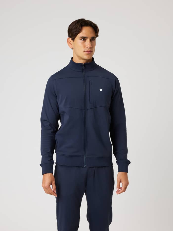 Björn Borg Ace Court Jacket i Night sky (Marinblå) sedd framifrån på en man, en funktionell tennisjacka.