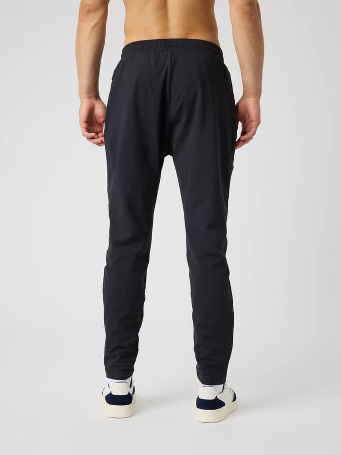 Achteraanzicht van de Ace Court Pants in Black Beauty (Zwart) voor functionele tennistraining. - Image 2