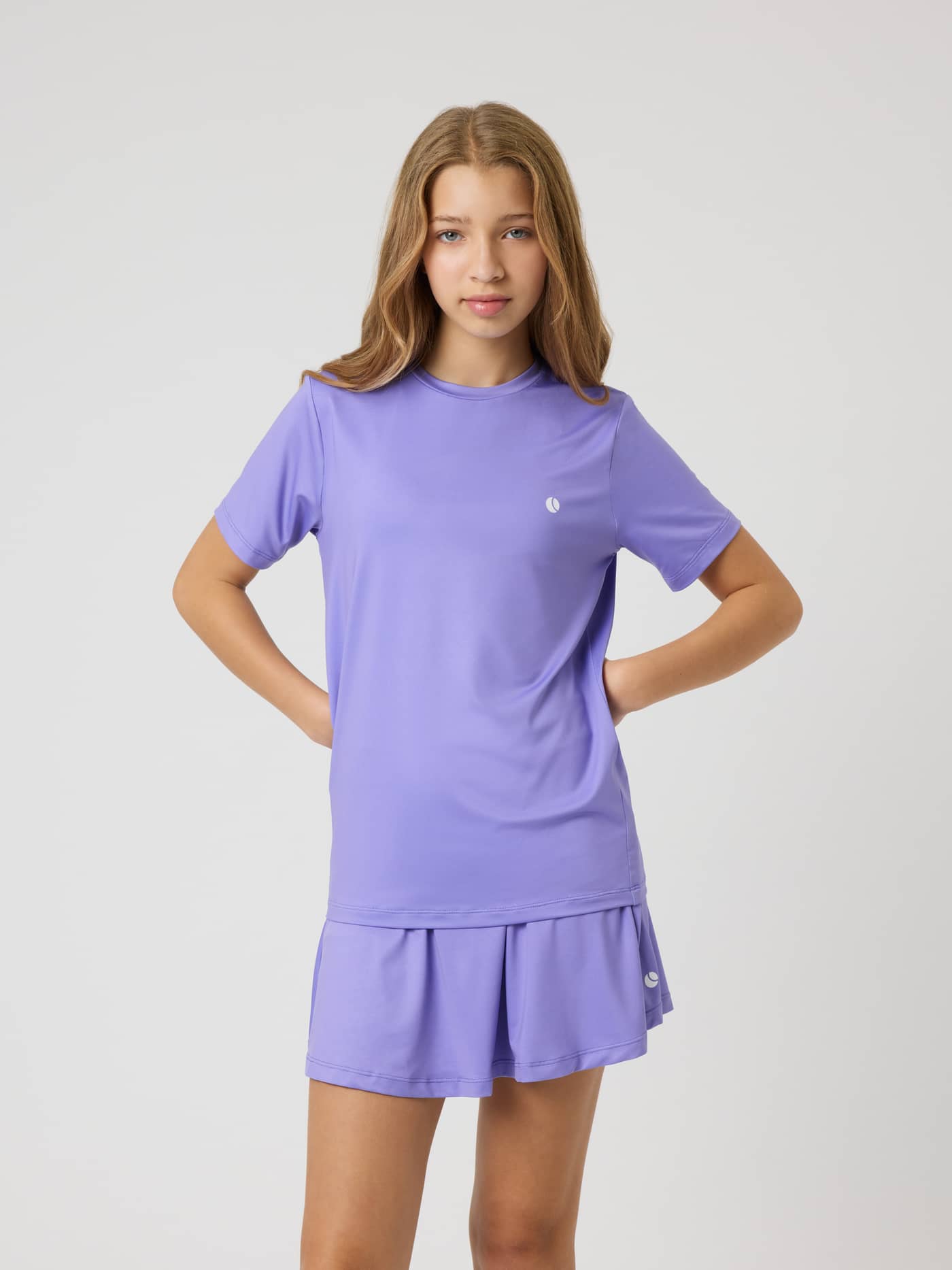 Ace Slim T-Shirt til kids i Aster Purple (Lilla) set forfra med hvidt tennisboldprint til tennis og træning. - Image 1