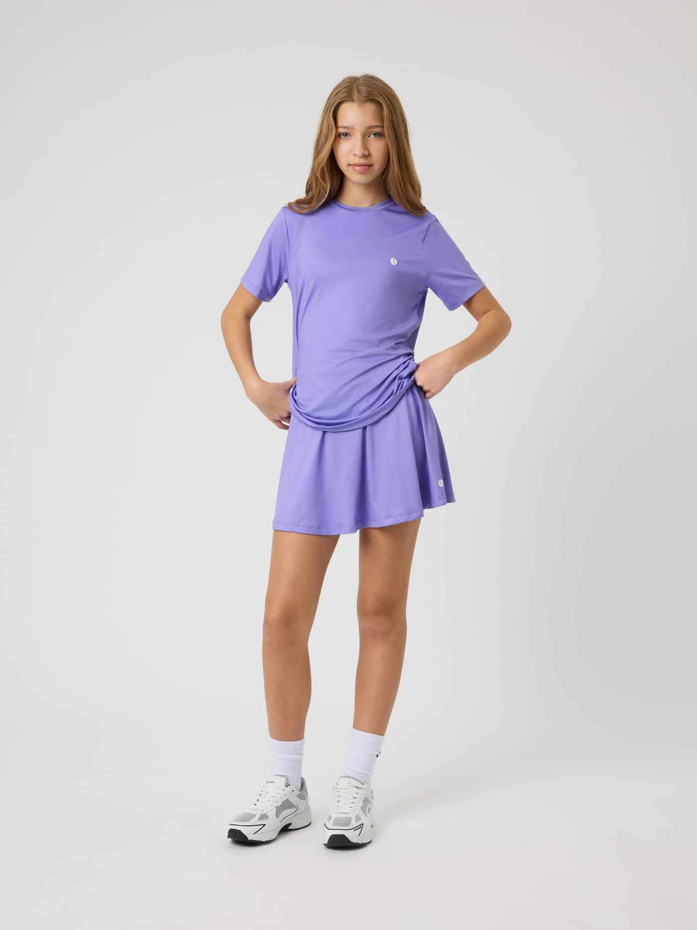 Front view of a model wearing the kids Ace Slim T-Shirt in Aster Purple (Purple), a slim-fit top for tennis training. - Image 3