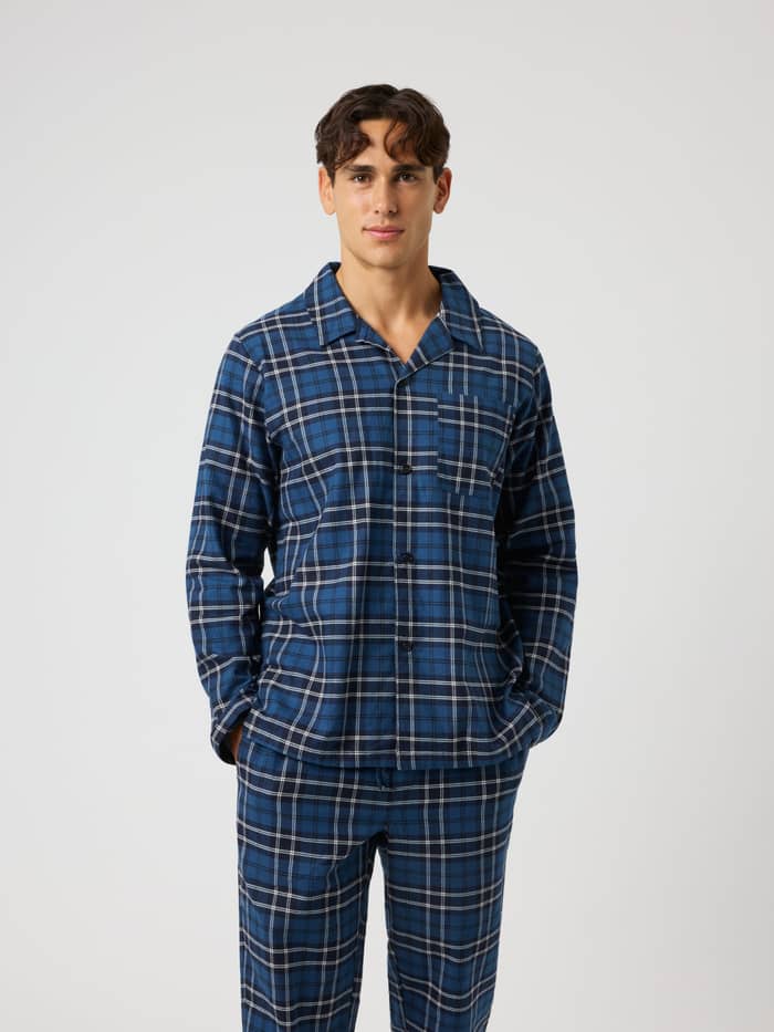 Rutig Björn Borg Core Flannel Pyjama Shirt i Forest Tartan 4 (Blå) på modell sedd framifrån.