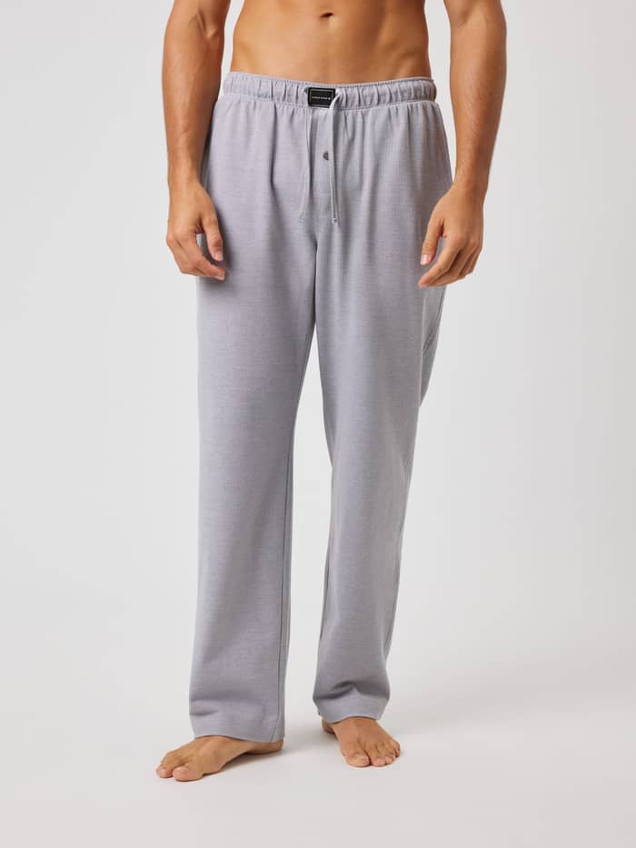 Modell framifrån i Core Pique Pyjama Pants i Charcoal Gray (Grå) med pikétextur i bomull och svart logotyp.